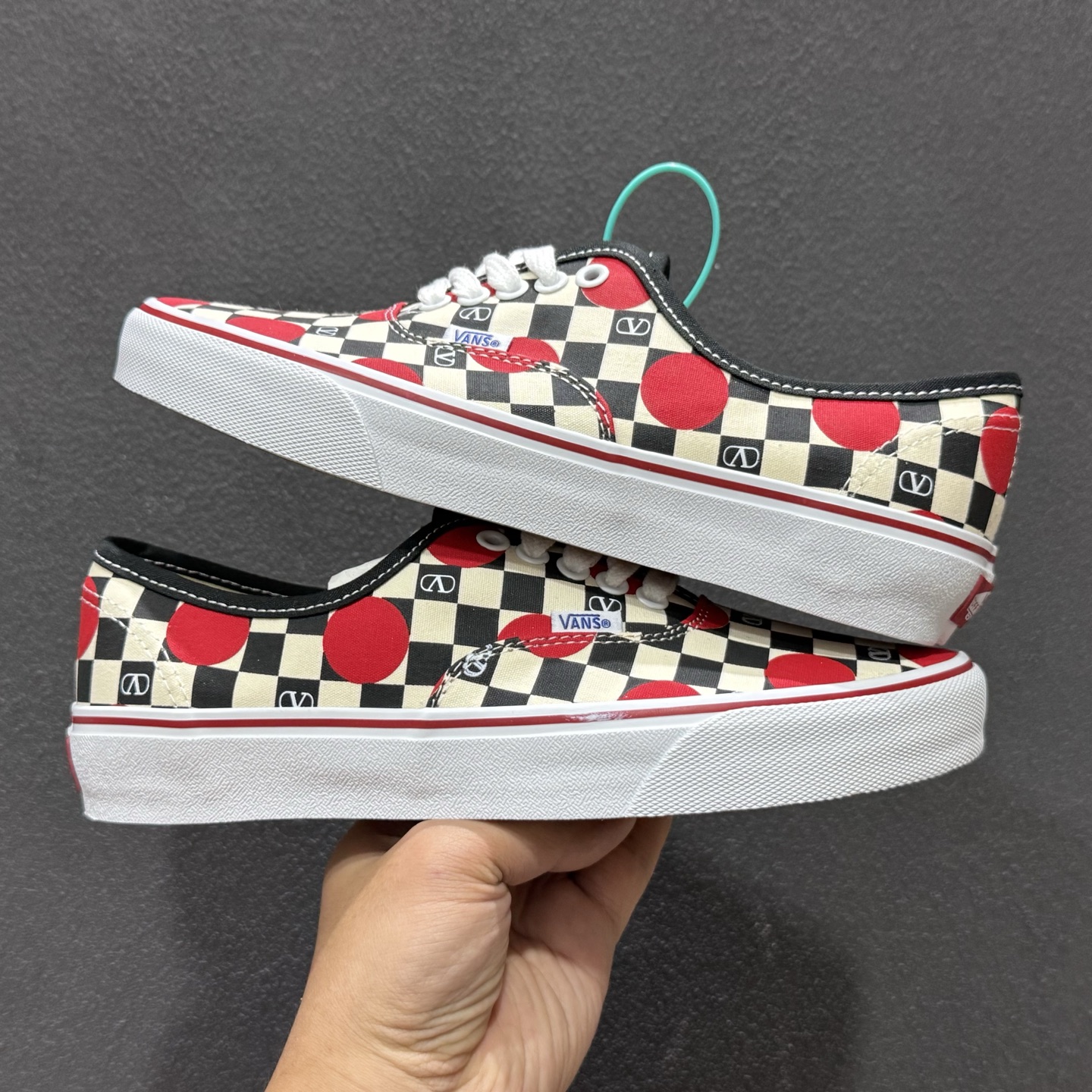 Valentino华伦天奴 x Vans 联名款 棋盘格波点印花 低帮休闲硫化帆布鞋 YSOM23WHXBAG 红白 Valentino华伦天奴 x Vans 联名款 棋盘格波点印花 低帮休闲硫化帆布鞋 YSOM23WHXBAG 红白