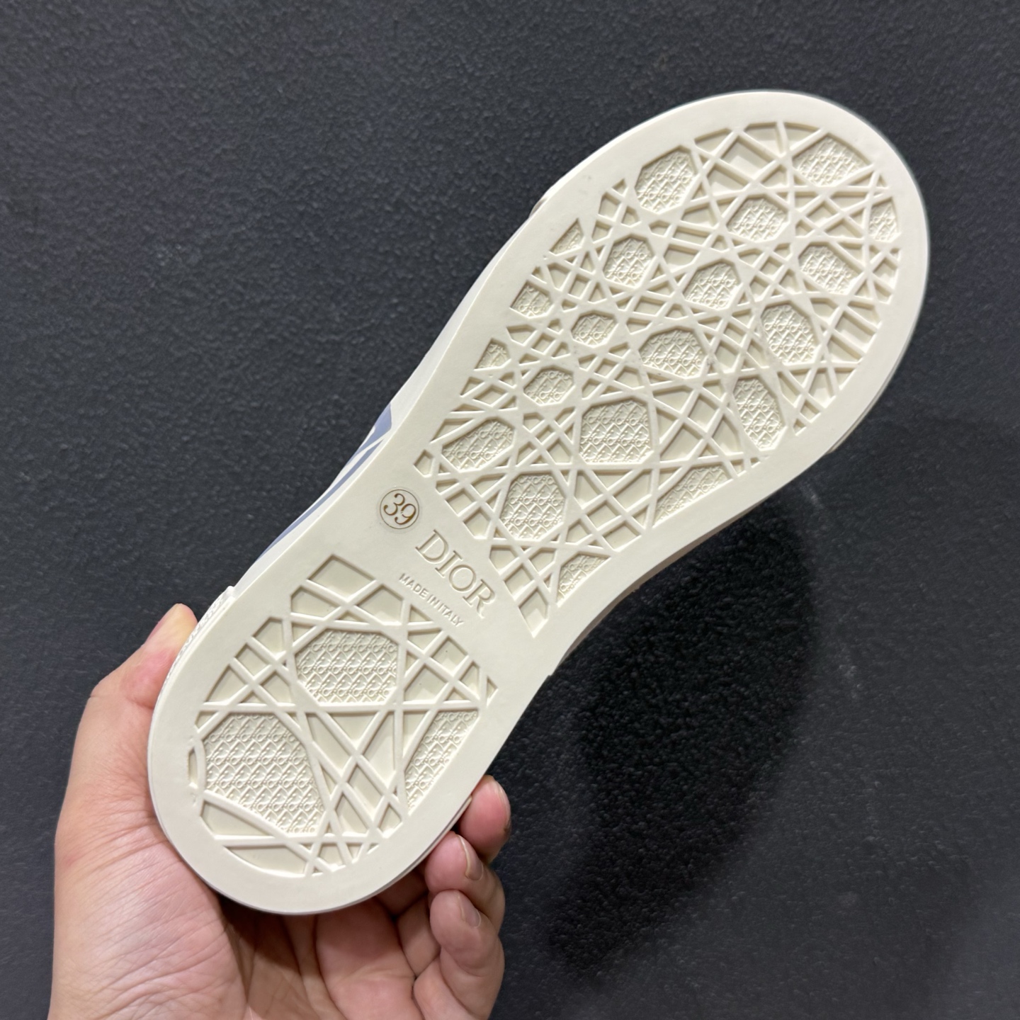 迪奥B33运动鞋 重新诠释经典的网球鞋 时尚的廓形突显厚实感-Top High Quatity Cheap Sneakers Fashion Clothing Clothes Bags handbags Shoes of all Brand wholesale With The best Quality And Beautiful Price from China Factory Chinese suppliers wholesaler seller 迪奥B33运动鞋 重新诠释经典的网球鞋 时尚的廓形突显厚实感