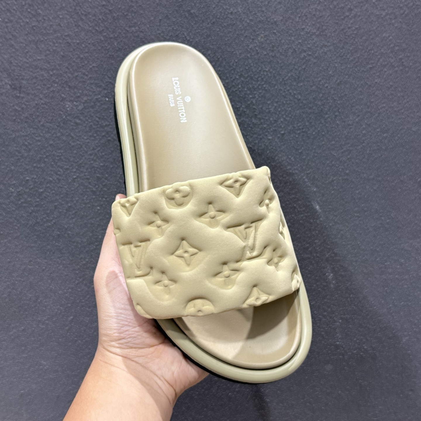 Louis Vuitton 2026 专柜 春夏新款 最高限定 专柜上新 LV情侣厚底魔术贴拖鞋
