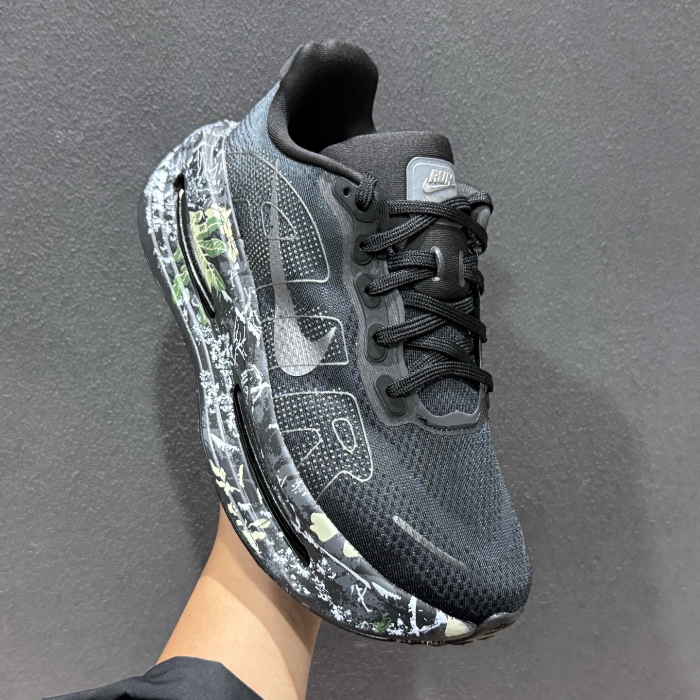 NK Vomero Premium 黑灰绿涂鸦 厚底全掌气垫舒适百搭休闲跑步鞋 IO7325-001-Top High Quatity Cheap Sneakers Fashion Clothing Clothes Bags handbags Shoes of all Brand wholesale With The best Quality And Beautiful Price from China Factory Chinese suppliers wholesaler seller NK Vomero Premium 黑灰绿涂鸦 厚底全掌气垫舒适百搭休闲跑步鞋 IO7325-001