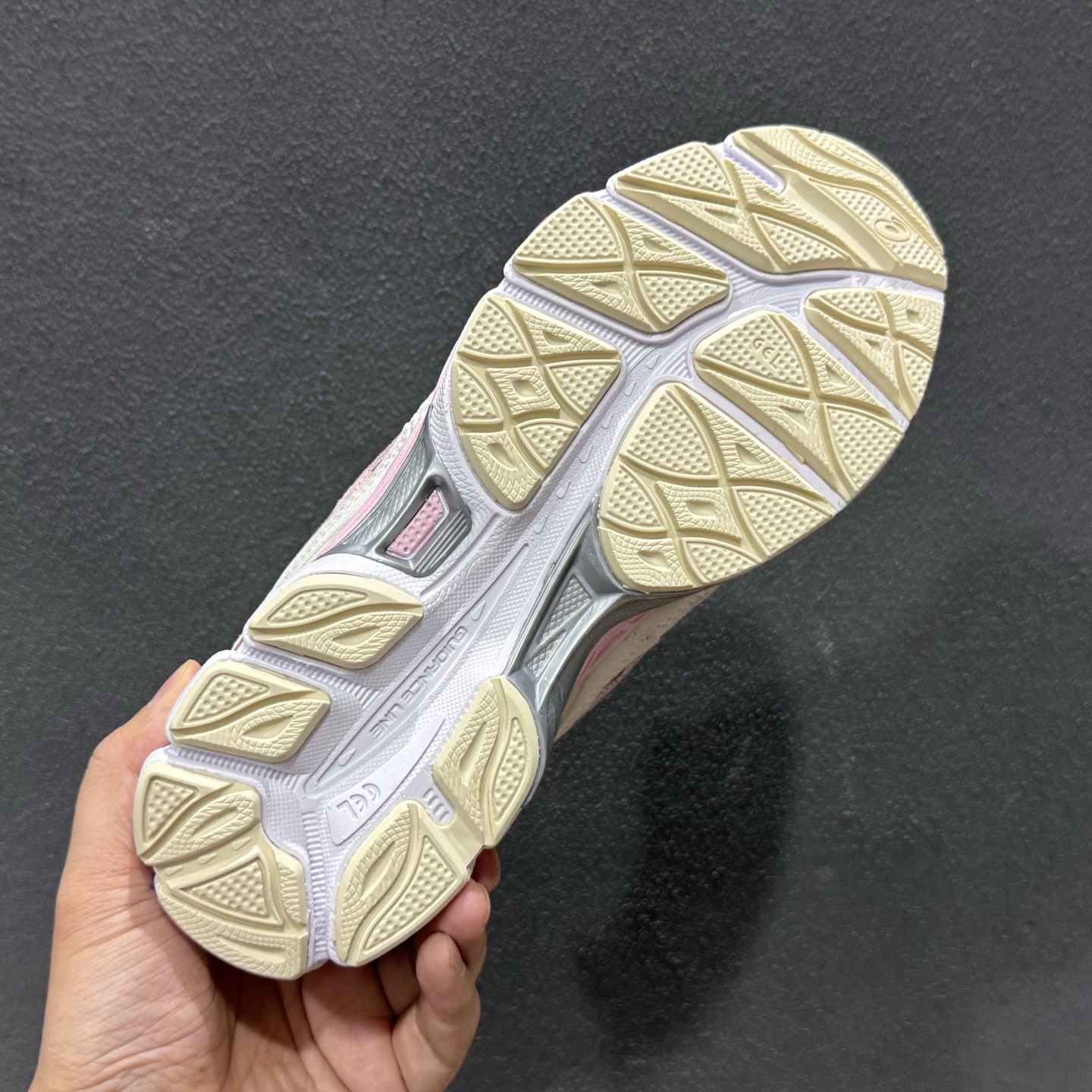 ASICS GEL-N亚瑟士 透气网眼鞋面 配合部分合成革材质 采用全新AHAR+橡胶材质 更加耐磨 1203A383-028