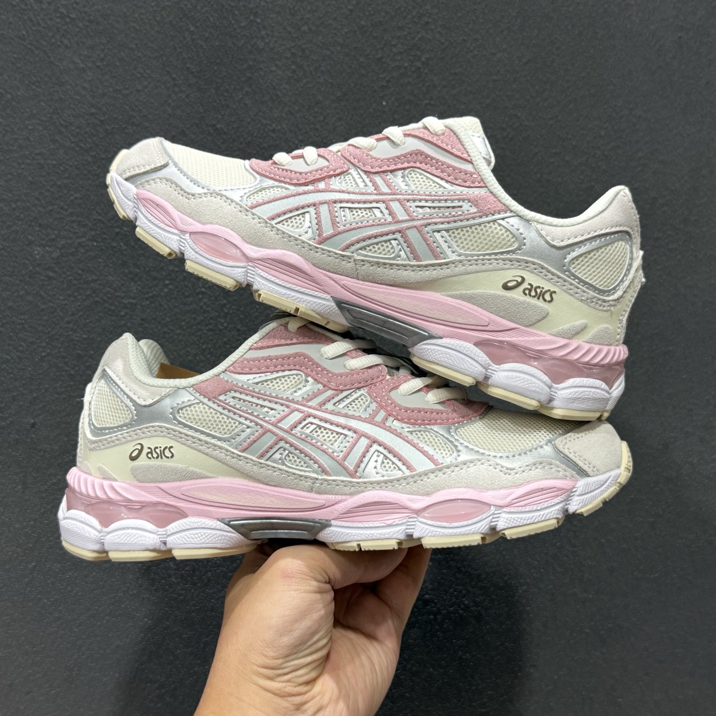 ASICS GEL-N亚瑟士 透气网眼鞋面 配合部分合成革材质 采用全新AHAR+橡胶材质 更加耐磨 1203A383-028