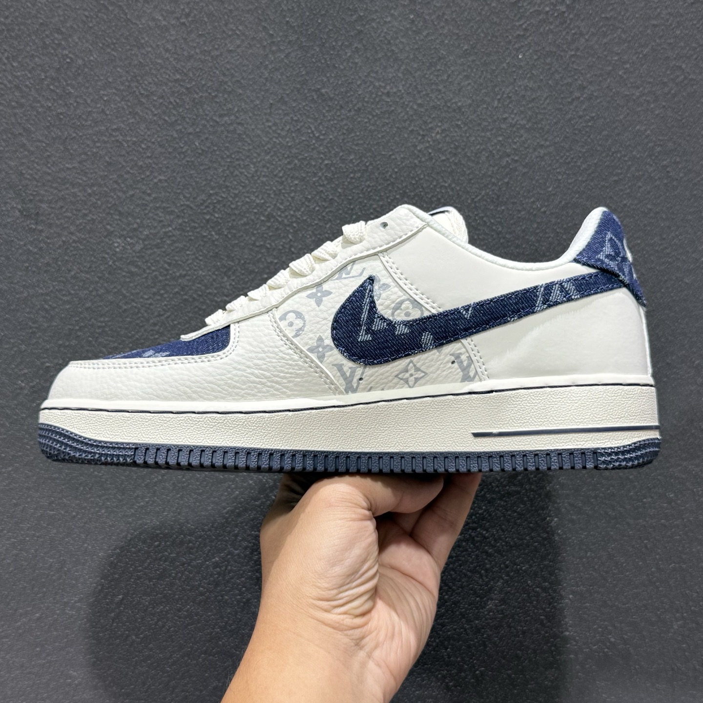Louis Vuitton × Nike Air Force 1 联名款 -” 藏蓝夜曲”米白荔枝皮鞋面 Louis Vuitton × Nike Air Force 1 联名款 -” 藏蓝夜曲”米白荔枝皮鞋面
