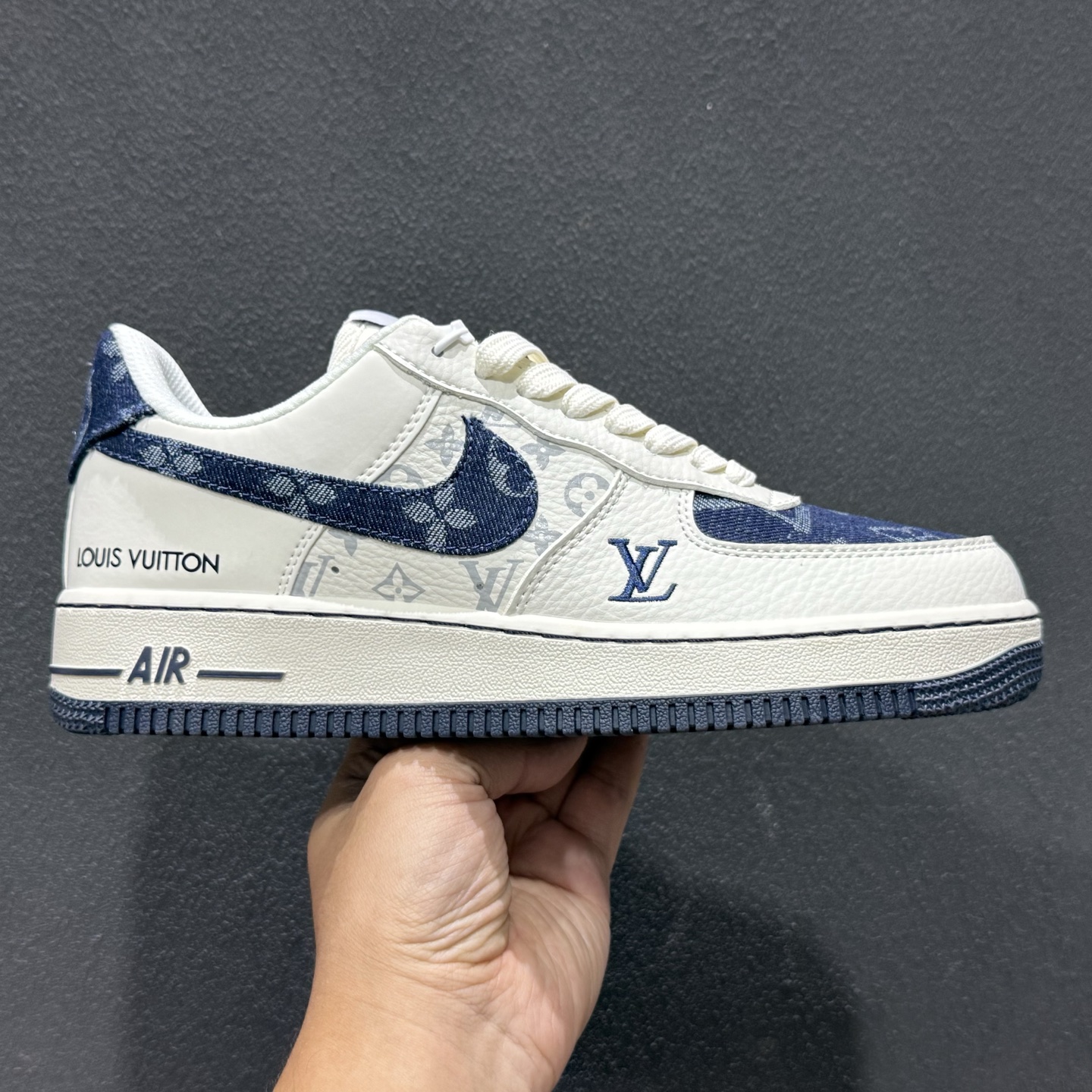 Louis Vuitton × Nike Air Force 1 联名款 -” 藏蓝夜曲”米白荔枝皮鞋面 Louis Vuitton × Nike Air Force 1 联名款 -” 藏蓝夜曲”米白荔枝皮鞋面