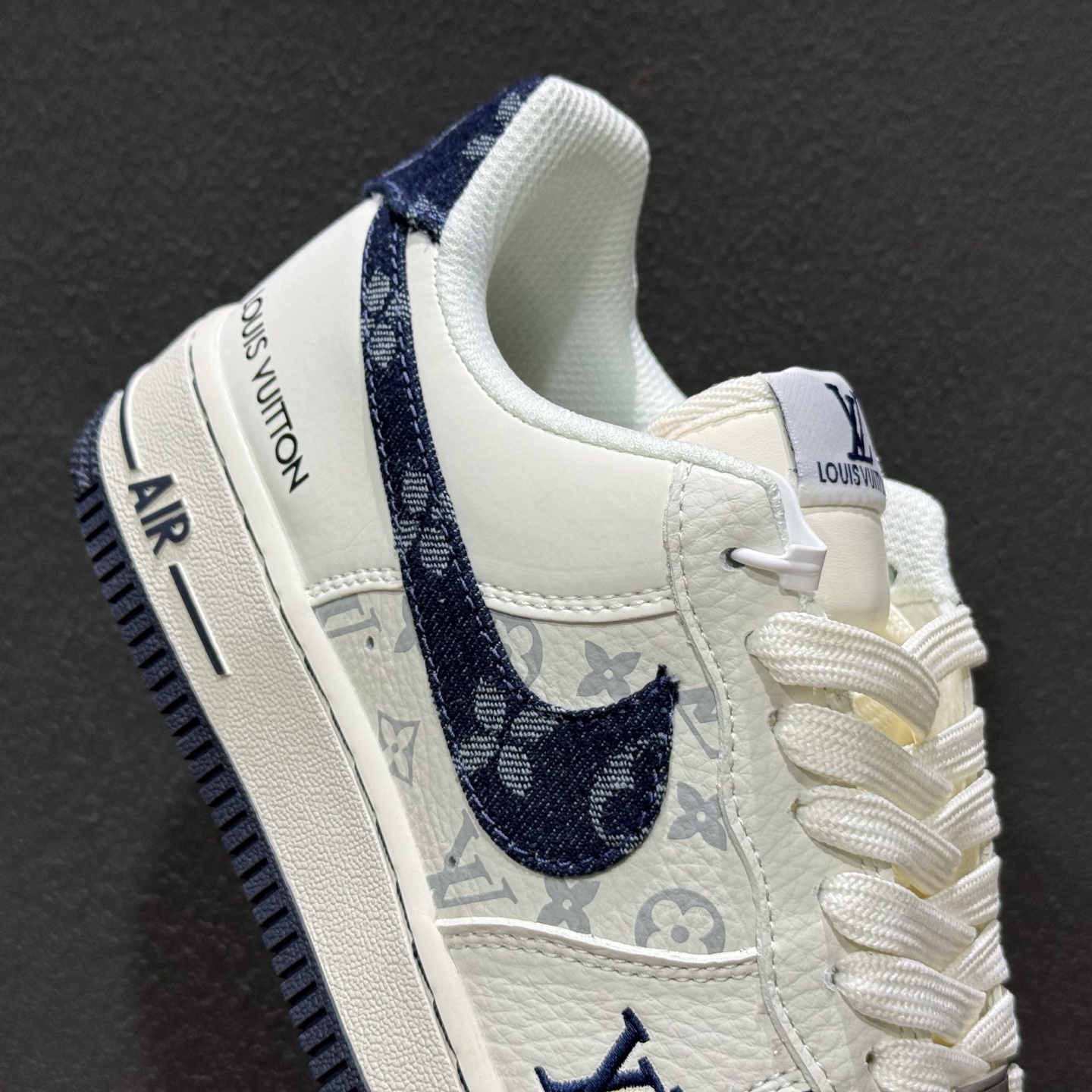Louis Vuitton × Nike Air Force 1 联名款 -” 藏蓝夜曲”米白荔枝皮鞋面 Louis Vuitton × Nike Air Force 1 联名款 -” 藏蓝夜曲”米白荔枝皮鞋面