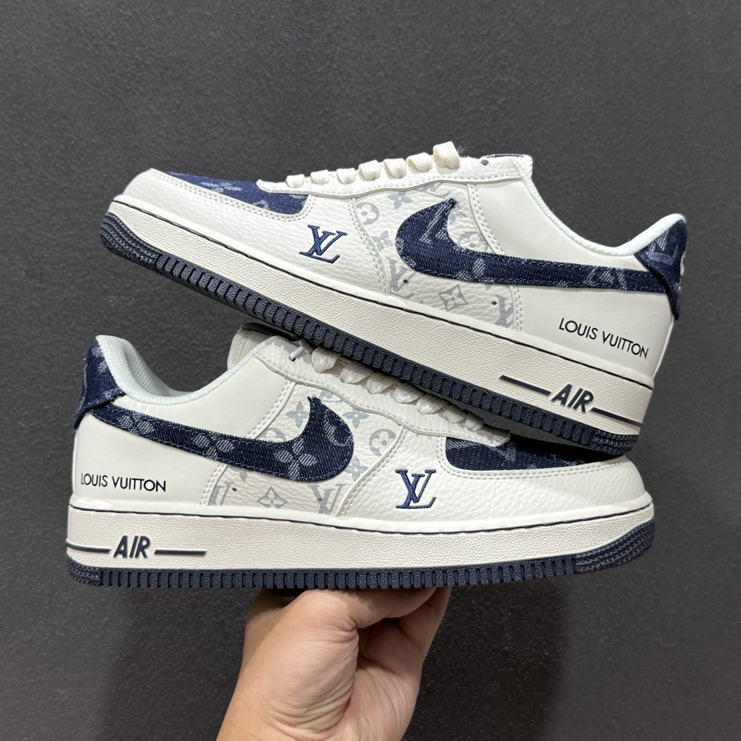 Louis Vuitton × Nike Air Force 1 联名款 -” 藏蓝夜曲”米白荔枝皮鞋面 Louis Vuitton × Nike Air Force 1 联名款 -” 藏蓝夜曲”米白荔枝皮鞋面