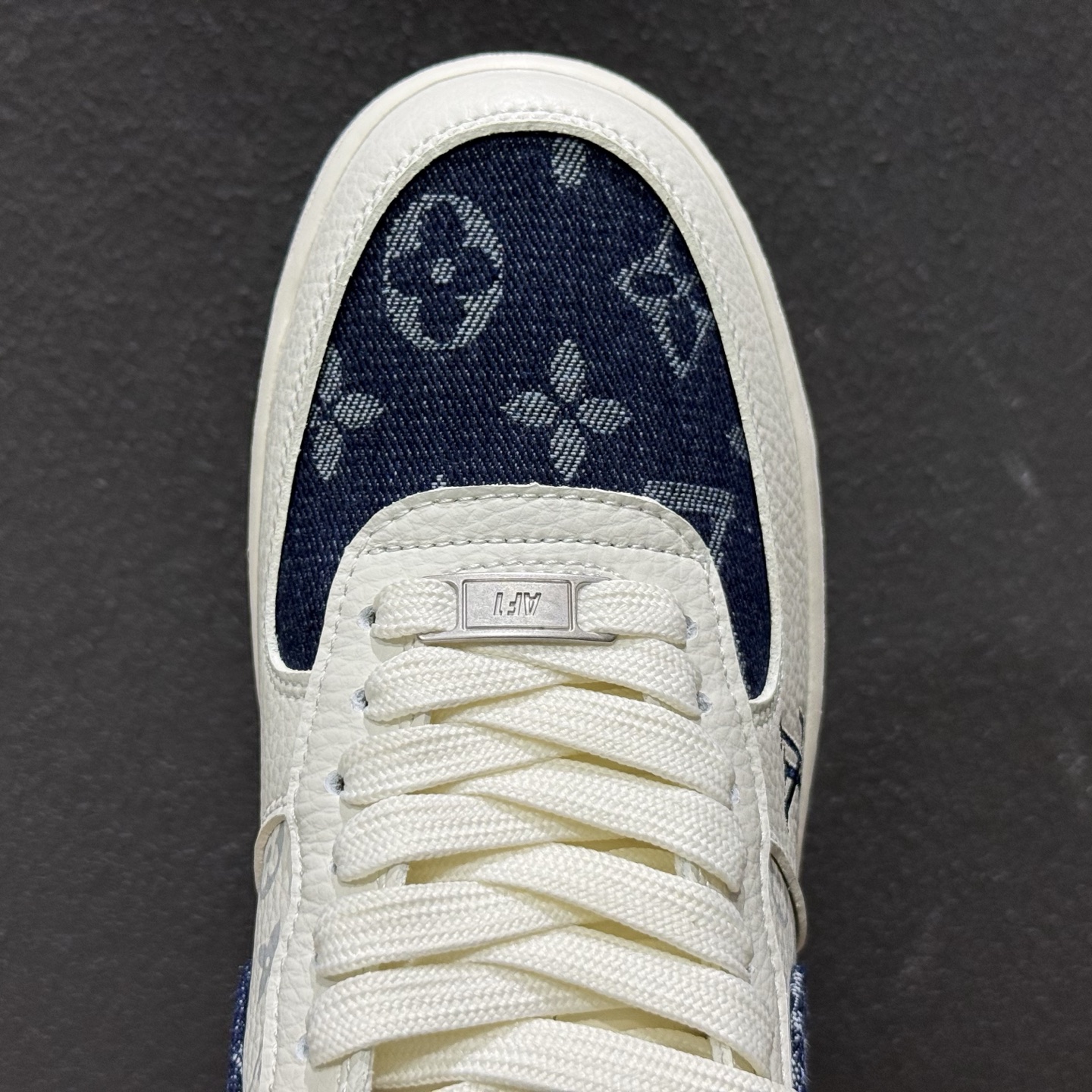 Louis Vuitton × Nike Air Force 1 联名款 -” 藏蓝夜曲”米白荔枝皮鞋面 Louis Vuitton × Nike Air Force 1 联名款 -” 藏蓝夜曲”米白荔枝皮鞋面