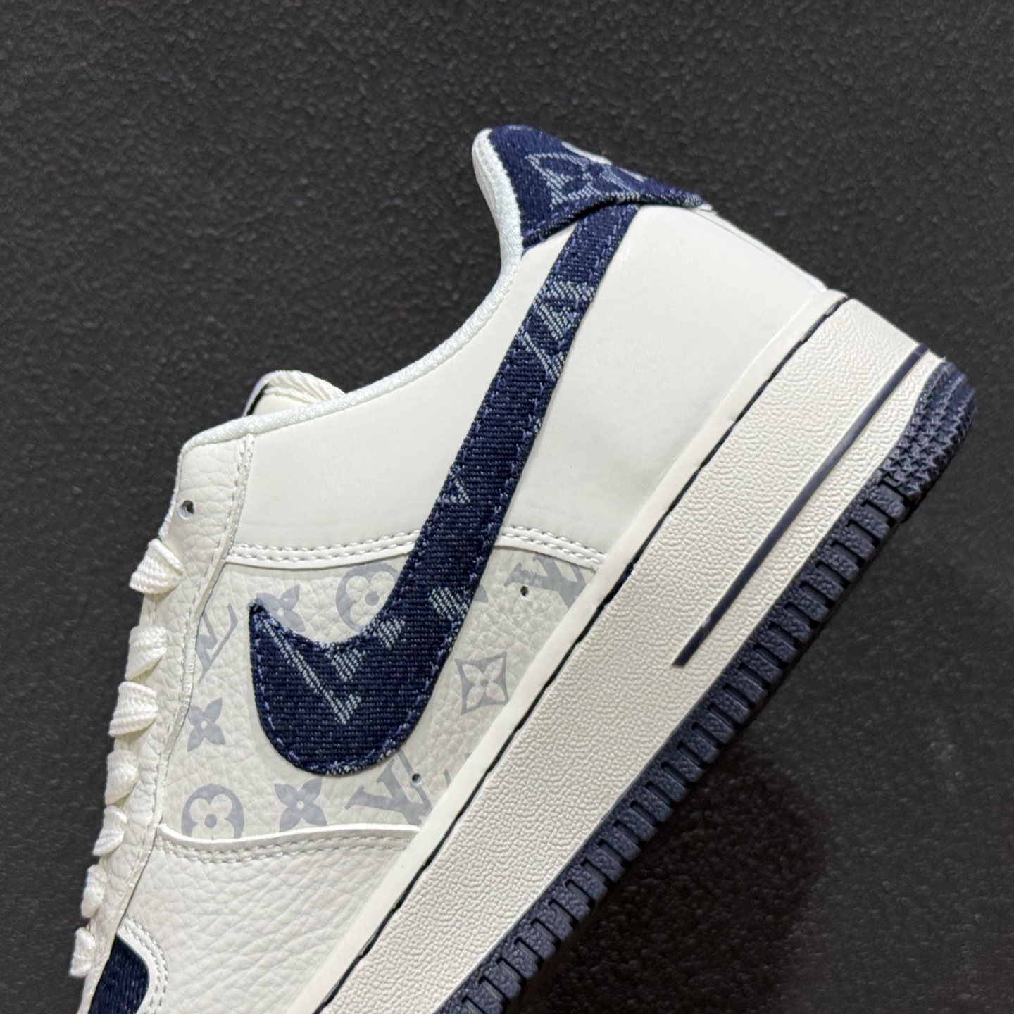 Louis Vuitton × Nike Air Force 1 联名款 -” 藏蓝夜曲”米白荔枝皮鞋面 Louis Vuitton × Nike Air Force 1 联名款 -” 藏蓝夜曲”米白荔枝皮鞋面