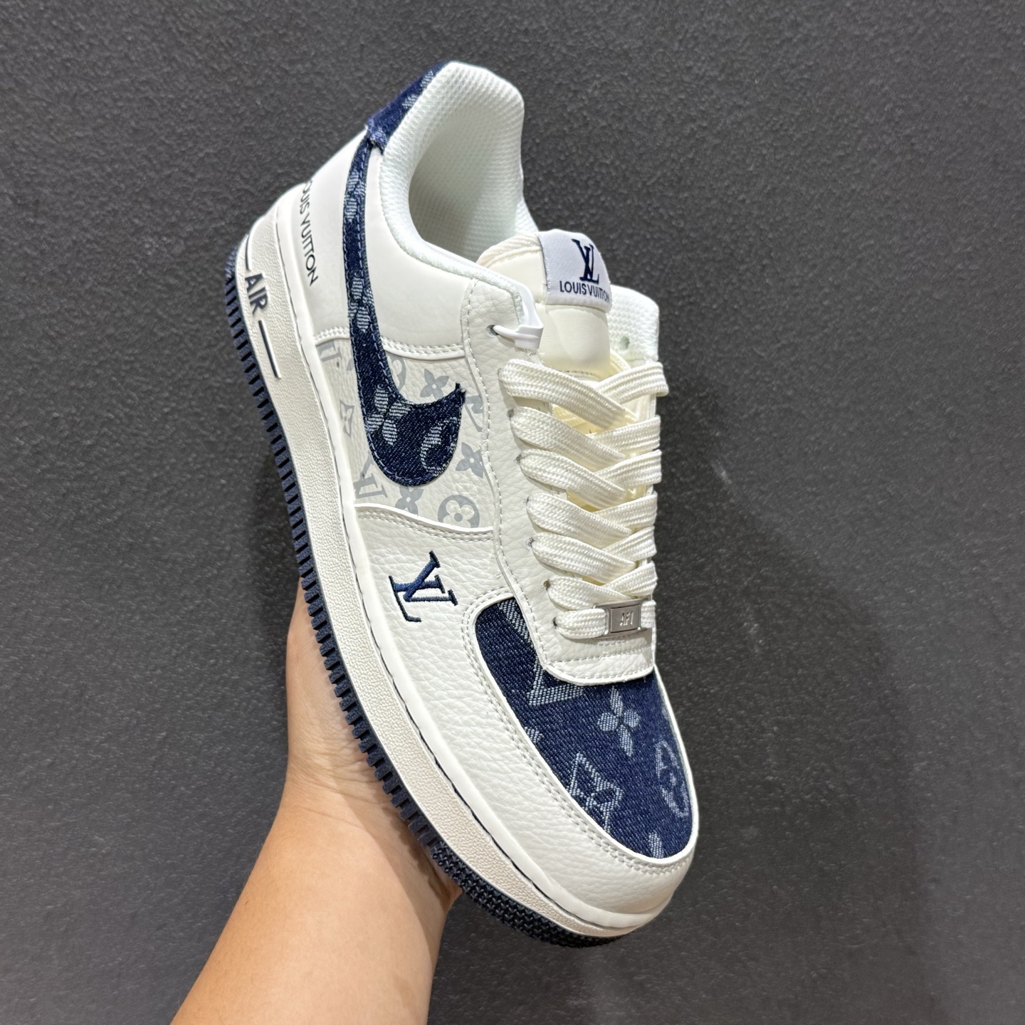 Louis Vuitton × Nike Air Force 1 联名款 -” 藏蓝夜曲”米白荔枝皮鞋面 Louis Vuitton × Nike Air Force 1 联名款 -” 藏蓝夜曲”米白荔枝皮鞋面