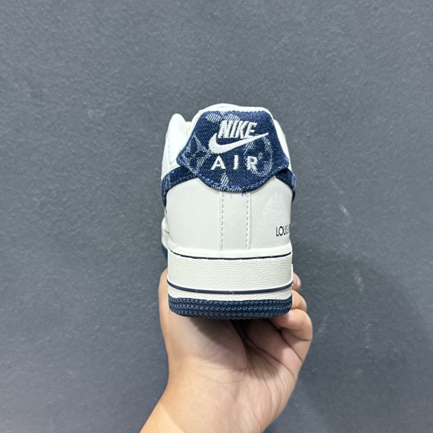 Louis Vuitton × Nike Air Force 1 联名款 -” 藏蓝夜曲”米白荔枝皮鞋面 Louis Vuitton × Nike Air Force 1 联名款 -” 藏蓝夜曲”米白荔枝皮鞋面