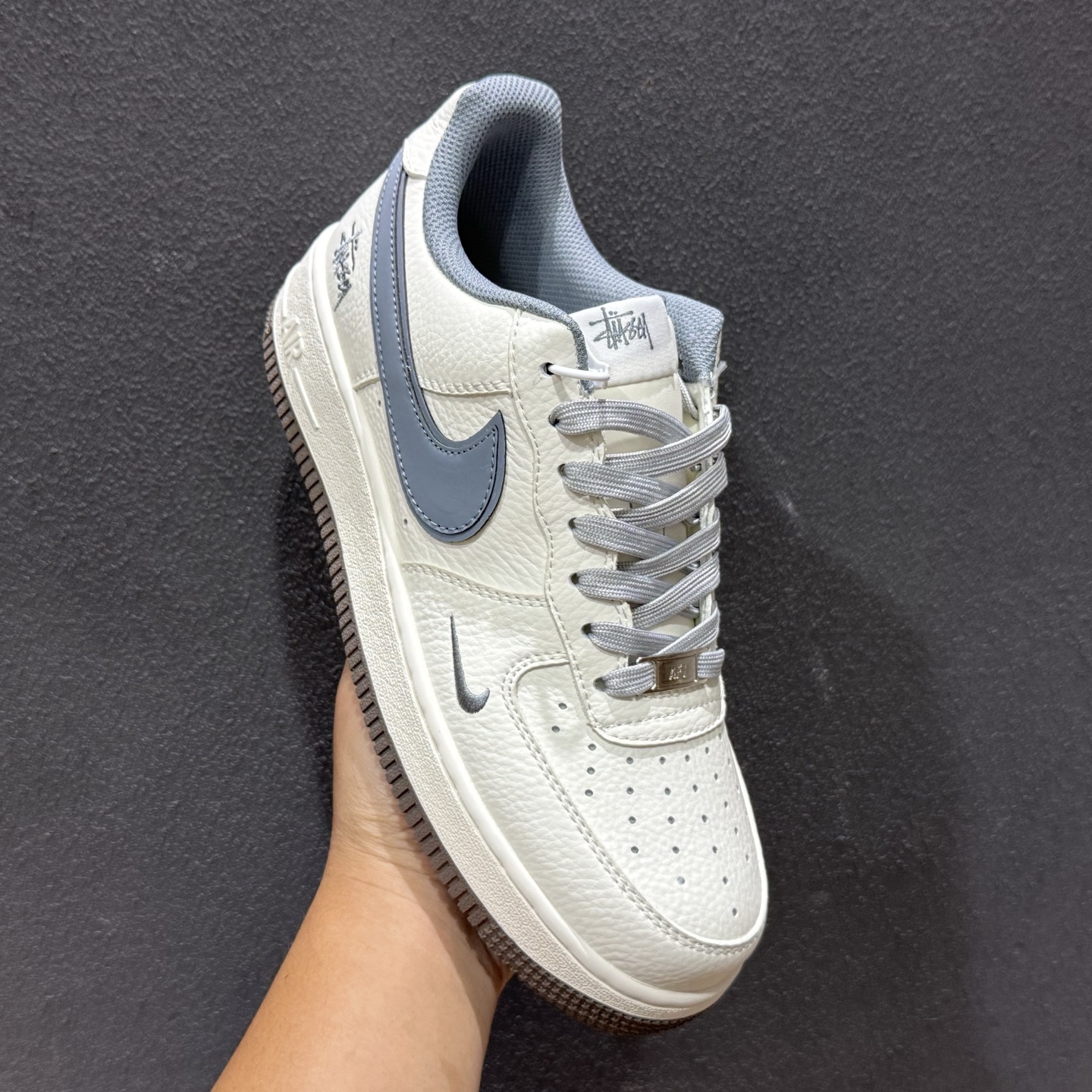 简约高级 质感拉满 NIKE AIR FORCE 1 这双空军一号以米白荔枝纹皮革打造鞋面 MM3399-827