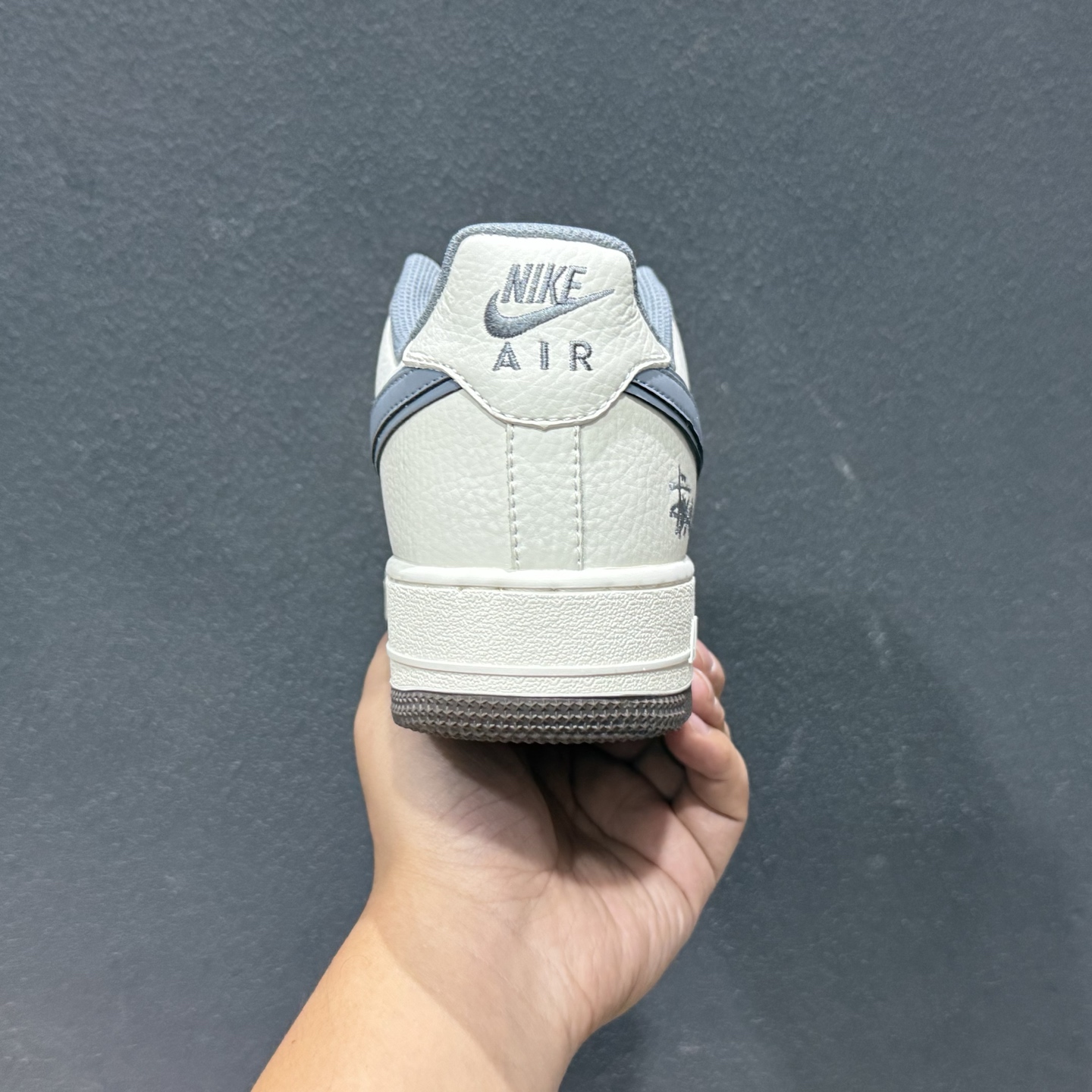 简约高级 质感拉满 NIKE AIR FORCE 1 这双空军一号以米白荔枝纹皮革打造鞋面 MM3399-827