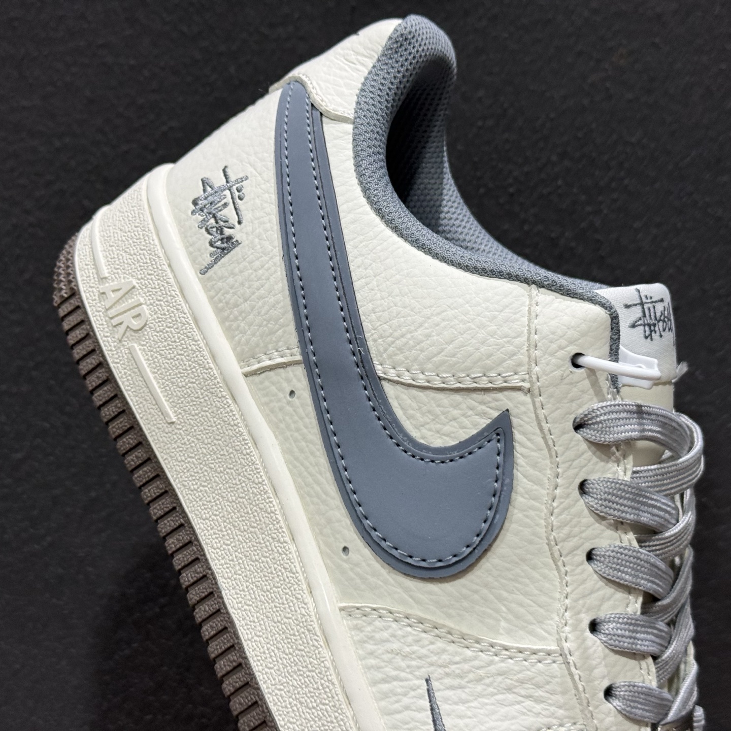 简约高级 质感拉满 NIKE AIR FORCE 1 这双空军一号以米白荔枝纹皮革打造鞋面 MM3399-827