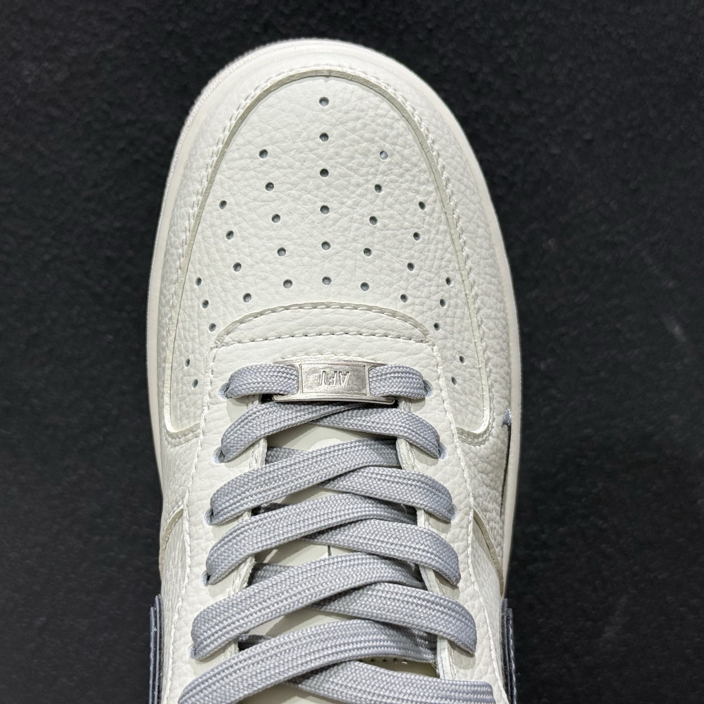 简约高级 质感拉满 NIKE AIR FORCE 1 这双空军一号以米白荔枝纹皮革打造鞋面 MM3399-827