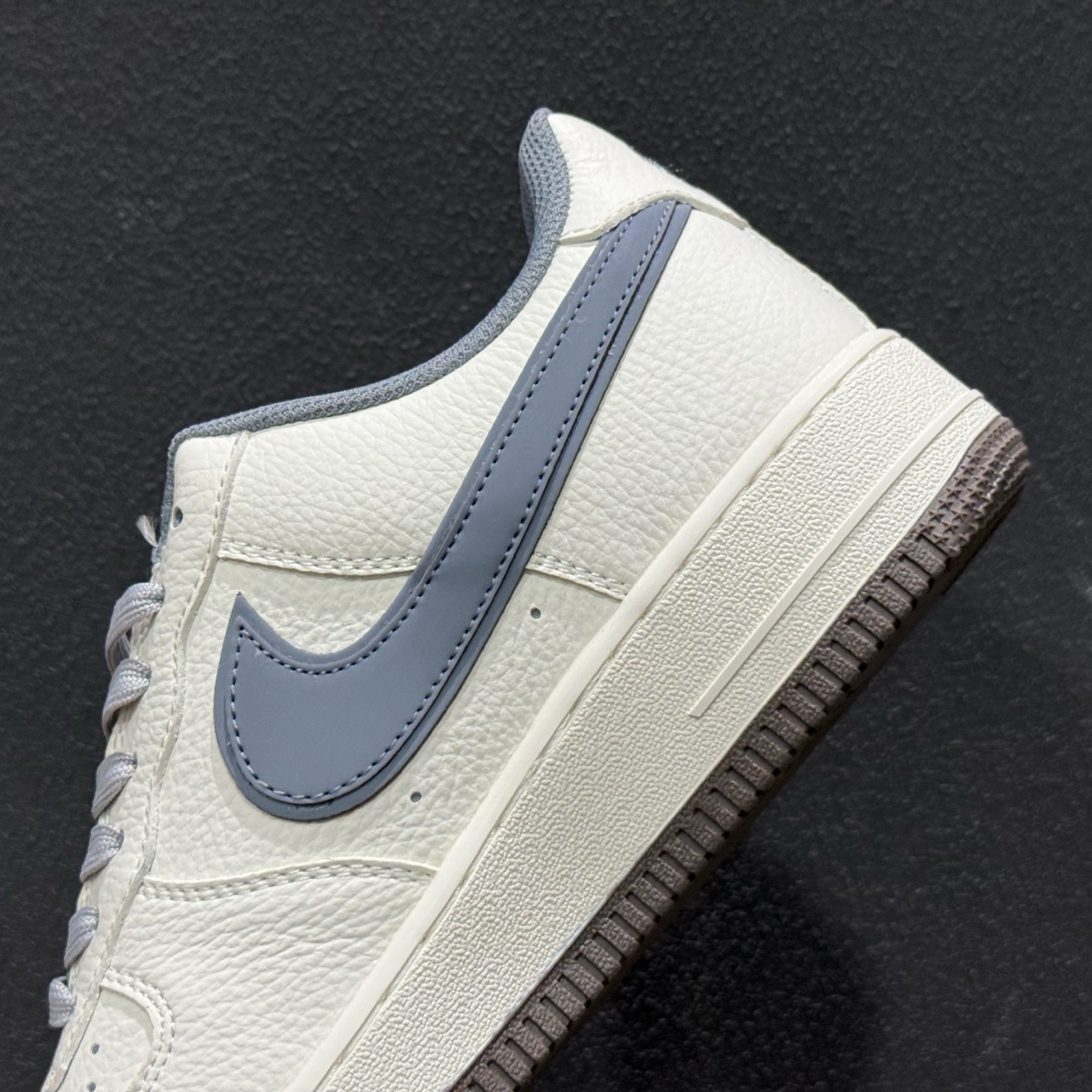 简约高级 质感拉满 NIKE AIR FORCE 1 这双空军一号以米白荔枝纹皮革打造鞋面 MM3399-827