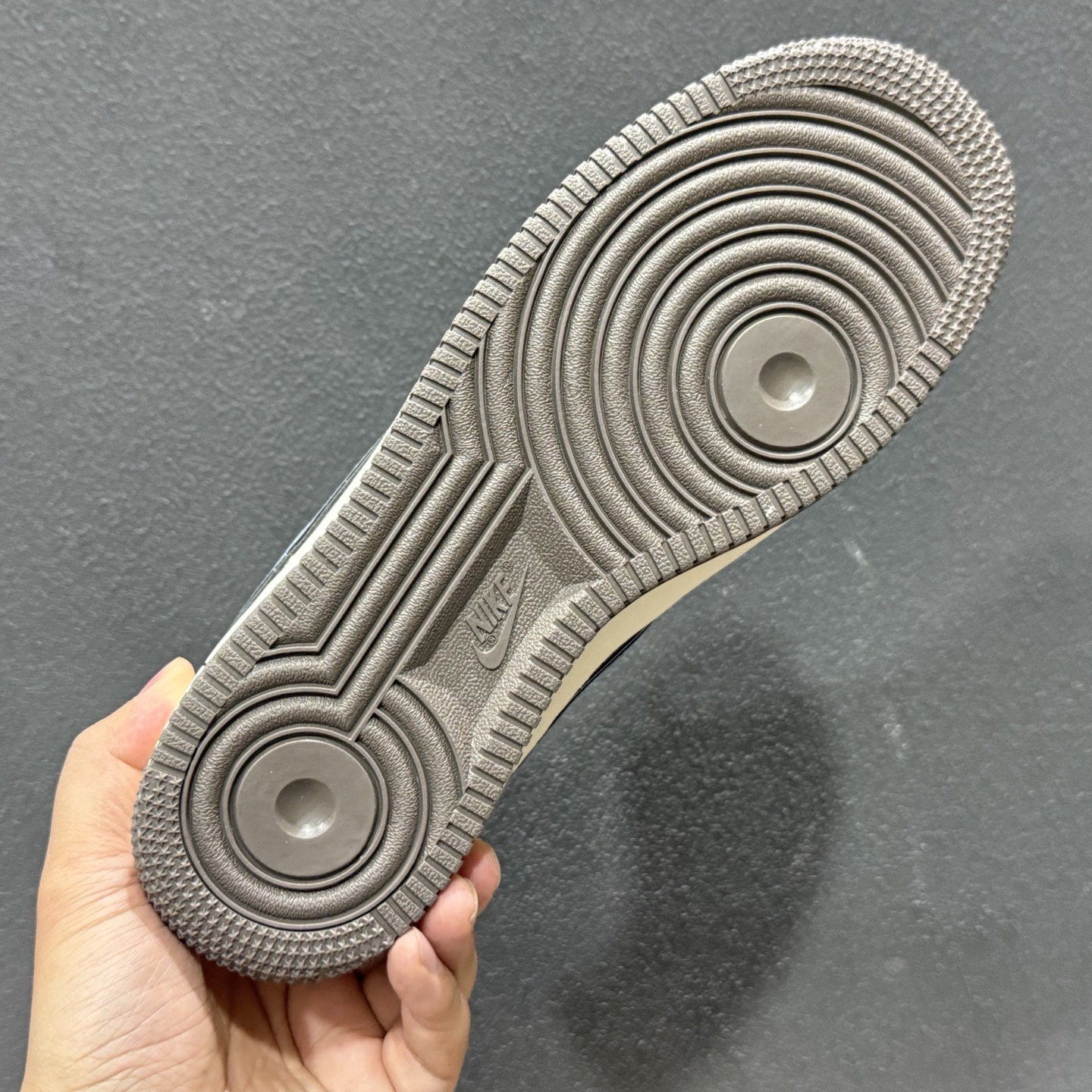 简约高级 质感拉满 NIKE AIR FORCE 1 这双空军一号以米白荔枝纹皮革打造鞋面 MM3399-827