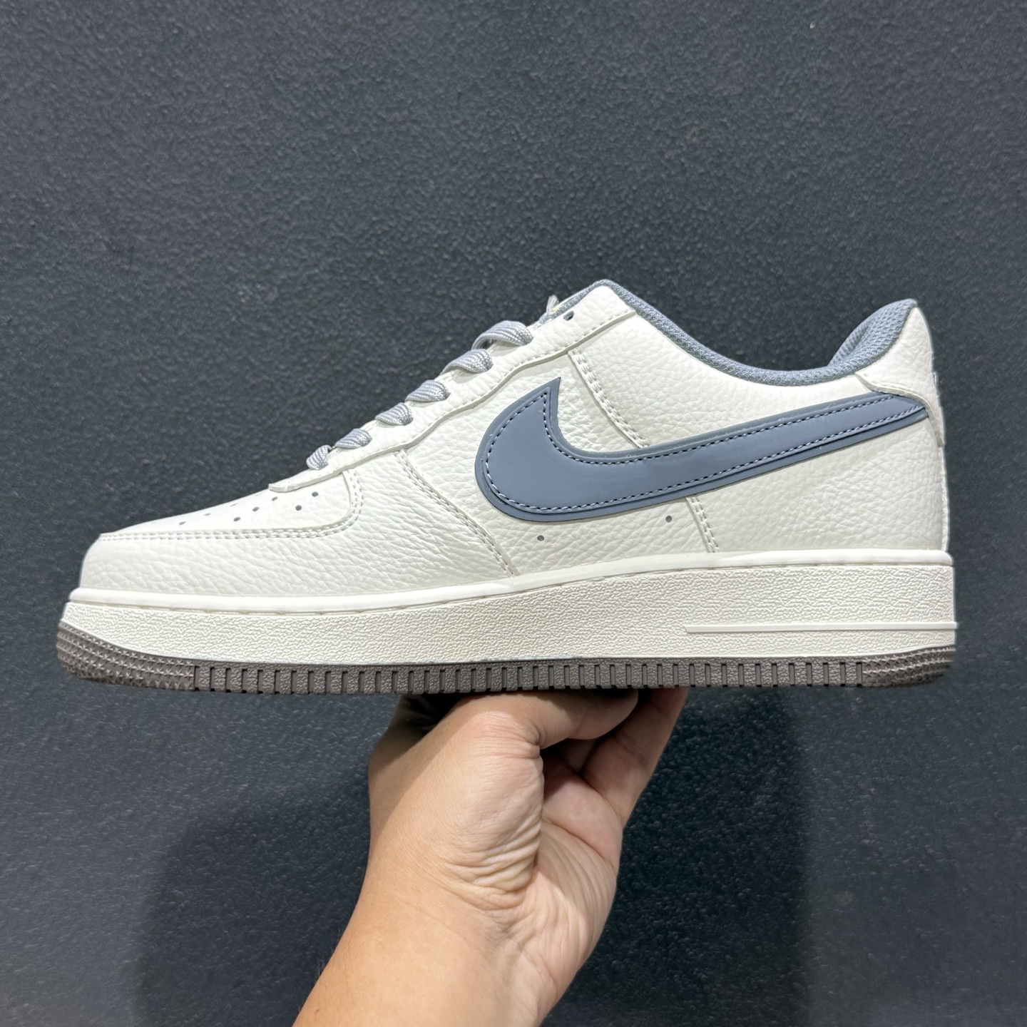简约高级 质感拉满 NIKE AIR FORCE 1 这双空军一号以米白荔枝纹皮革打造鞋面 MM3399-827