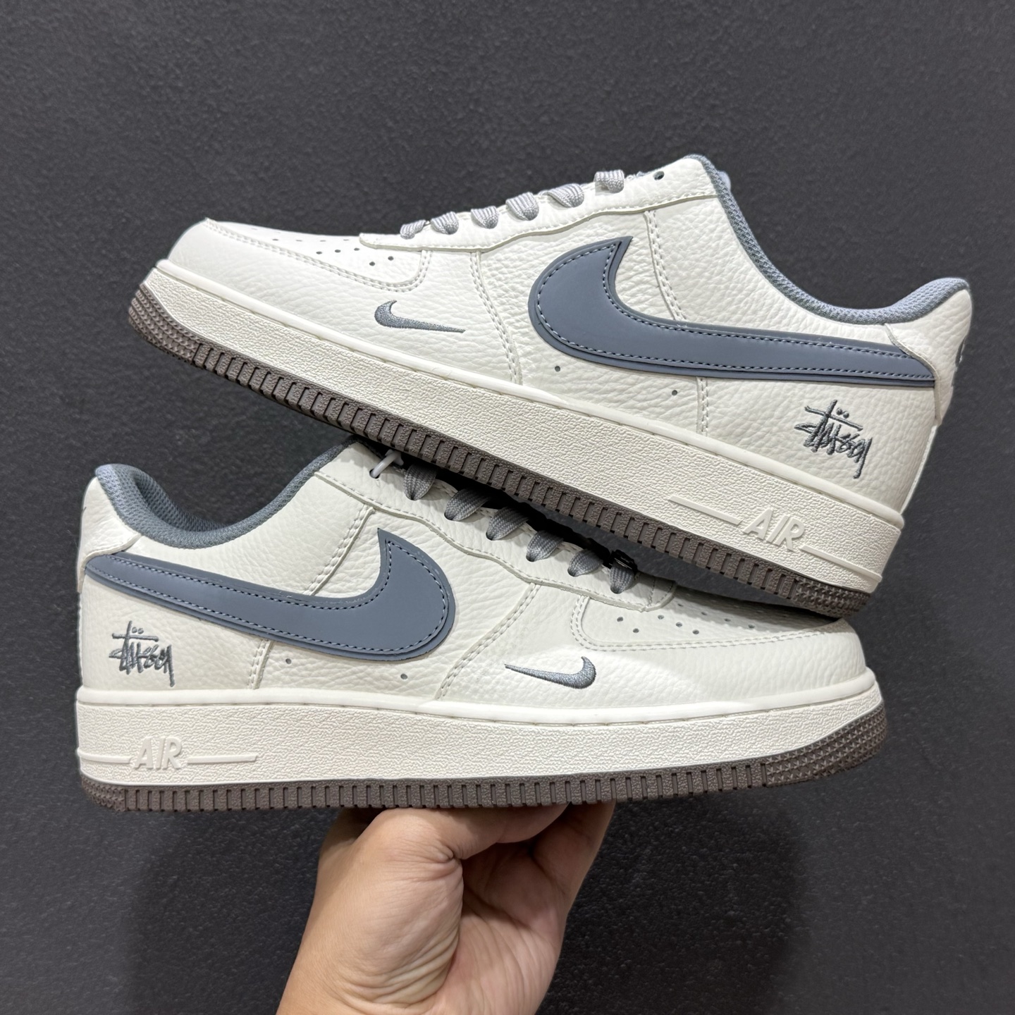简约高级 质感拉满 NIKE AIR FORCE 1 这双空军一号以米白荔枝纹皮革打造鞋面 MM3399-827