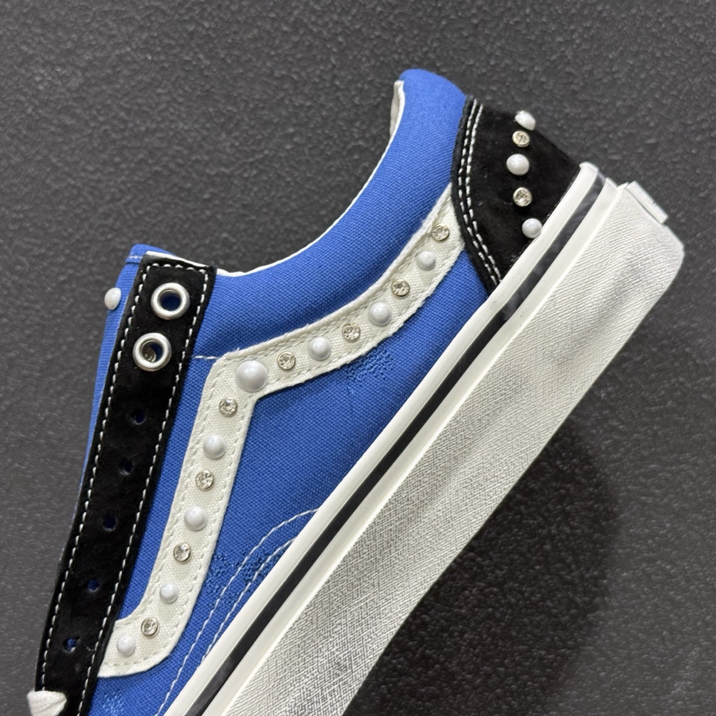 Vans Old Skool 万斯低邦休闲滑板鞋 VN000E8VHLE