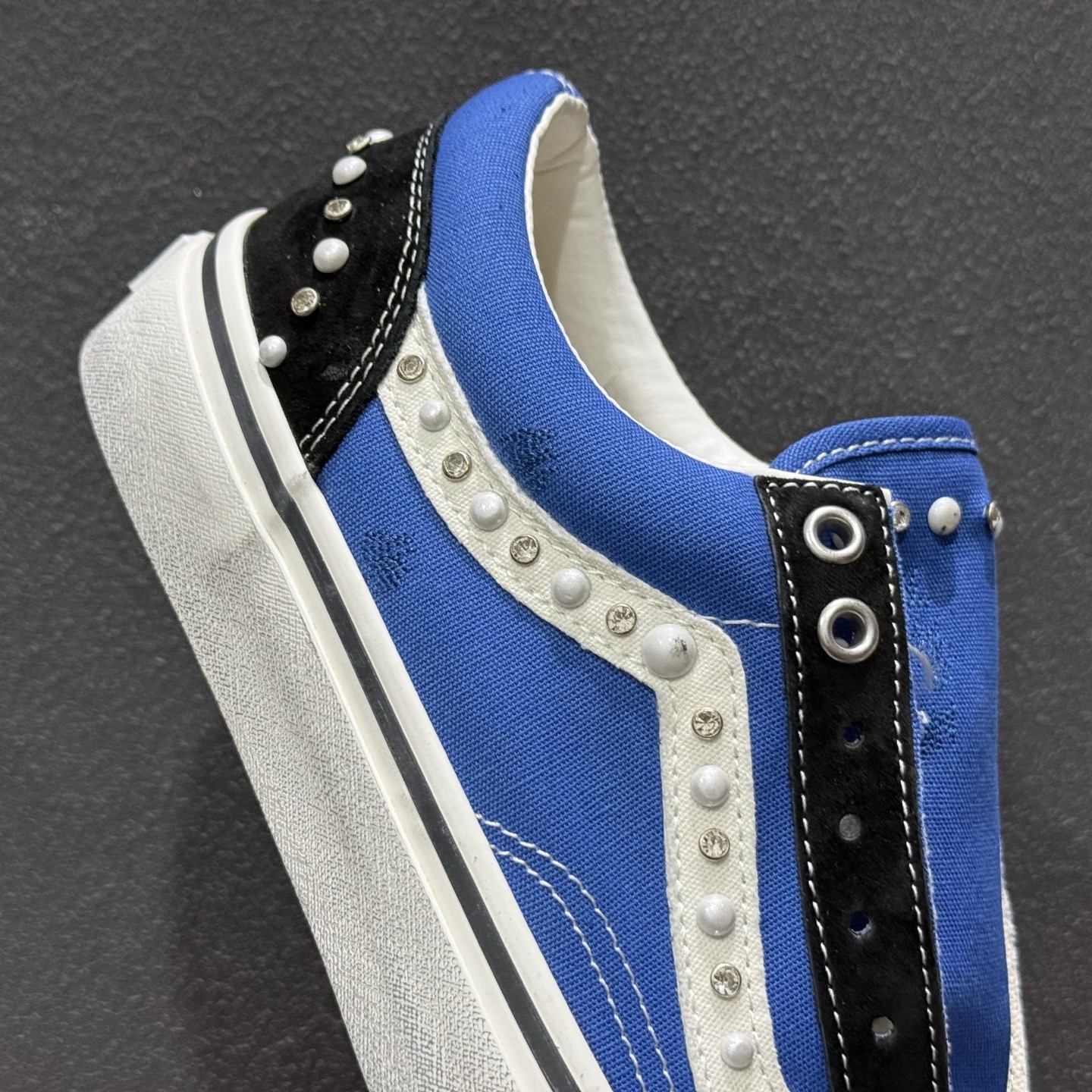 Vans Old Skool 万斯低邦休闲滑板鞋 VN000E8VHLE