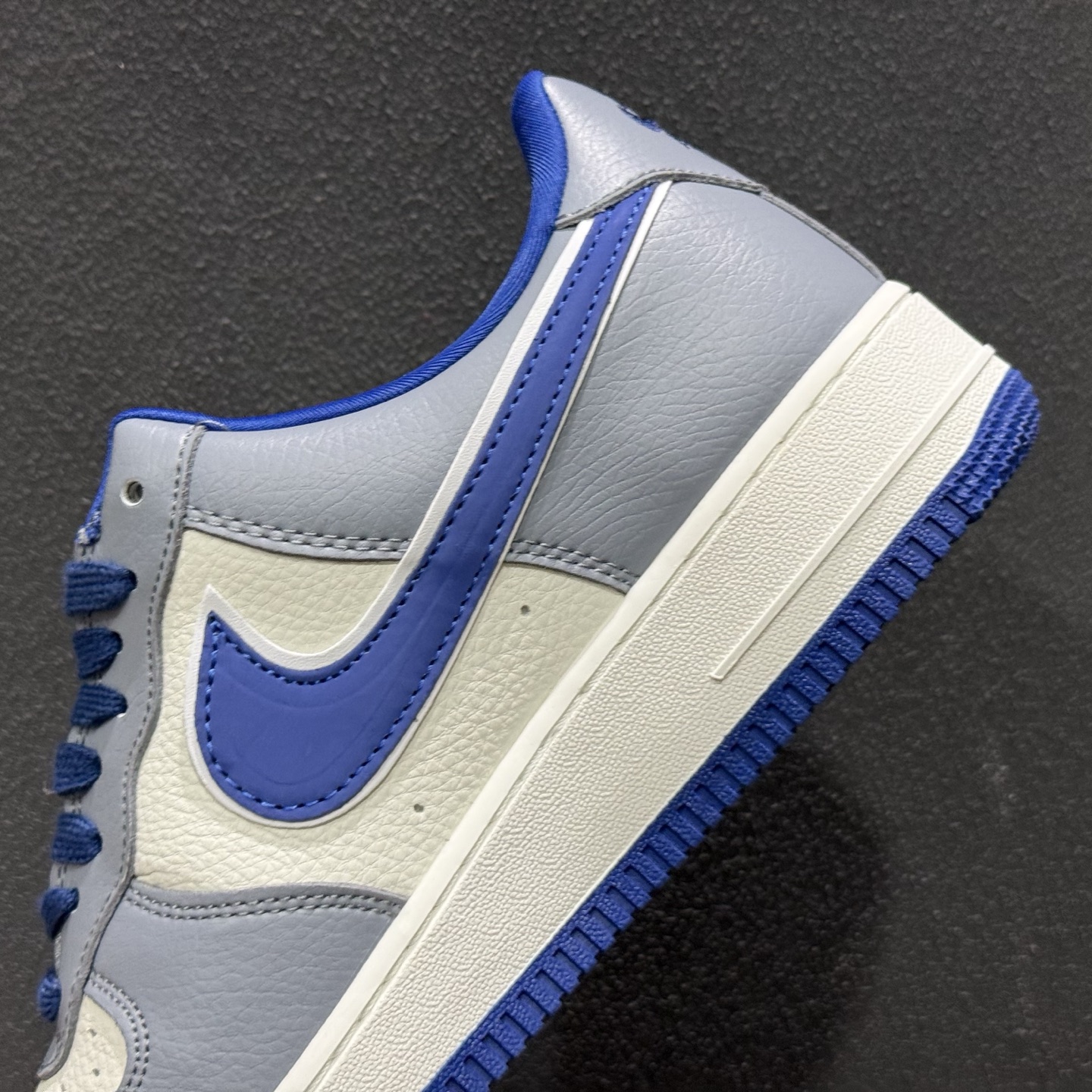 高级质感 潮范十足 AIR FORCE 1 灰蓝白三色拼接打造层次感 WY0655-106 高级质感 潮范十足 AIR FORCE 1 灰蓝白三色拼接打造层次感 WY0655-106