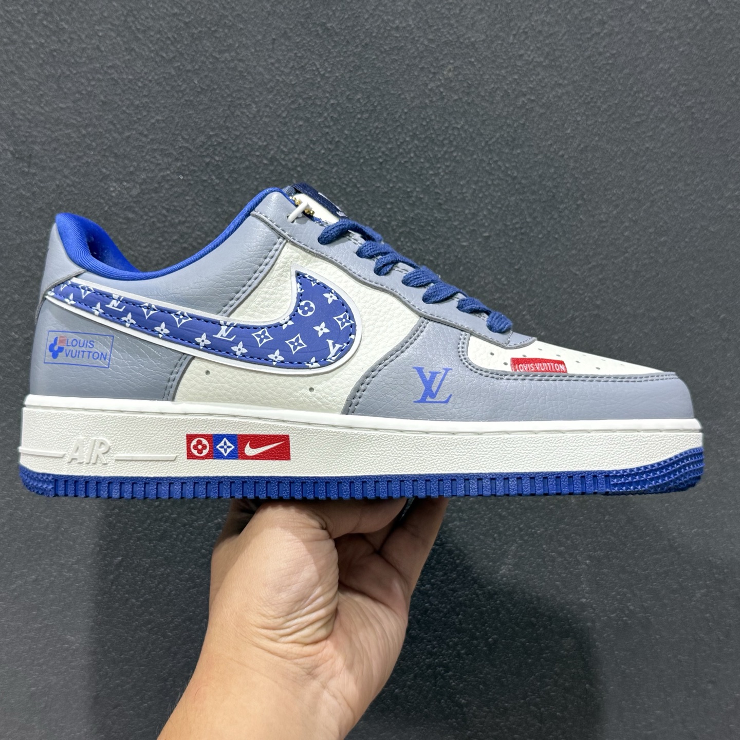 高级质感 潮范十足 AIR FORCE 1 灰蓝白三色拼接打造层次感 WY0655-106 高级质感 潮范十足 AIR FORCE 1 灰蓝白三色拼接打造层次感 WY0655-106