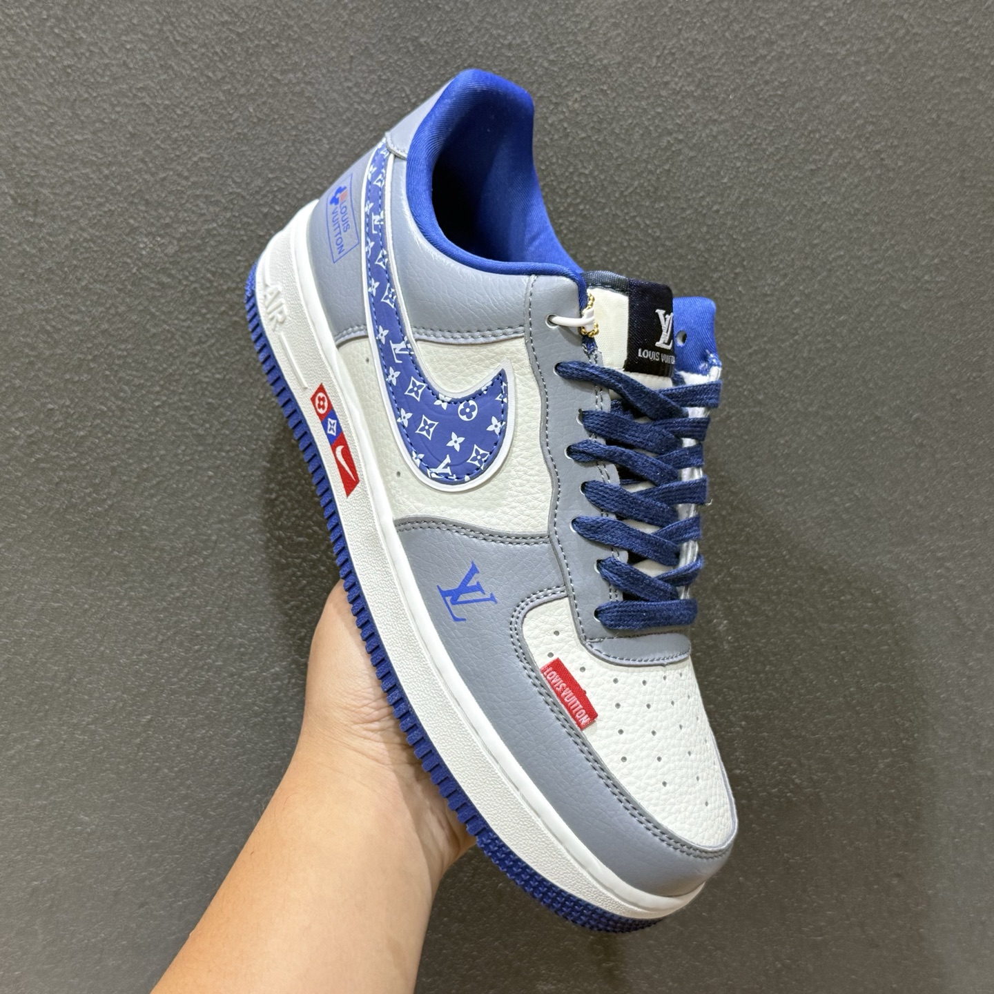 高级质感 潮范十足 AIR FORCE 1 灰蓝白三色拼接打造层次感 WY0655-106 高级质感 潮范十足 AIR FORCE 1 灰蓝白三色拼接打造层次感 WY0655-106