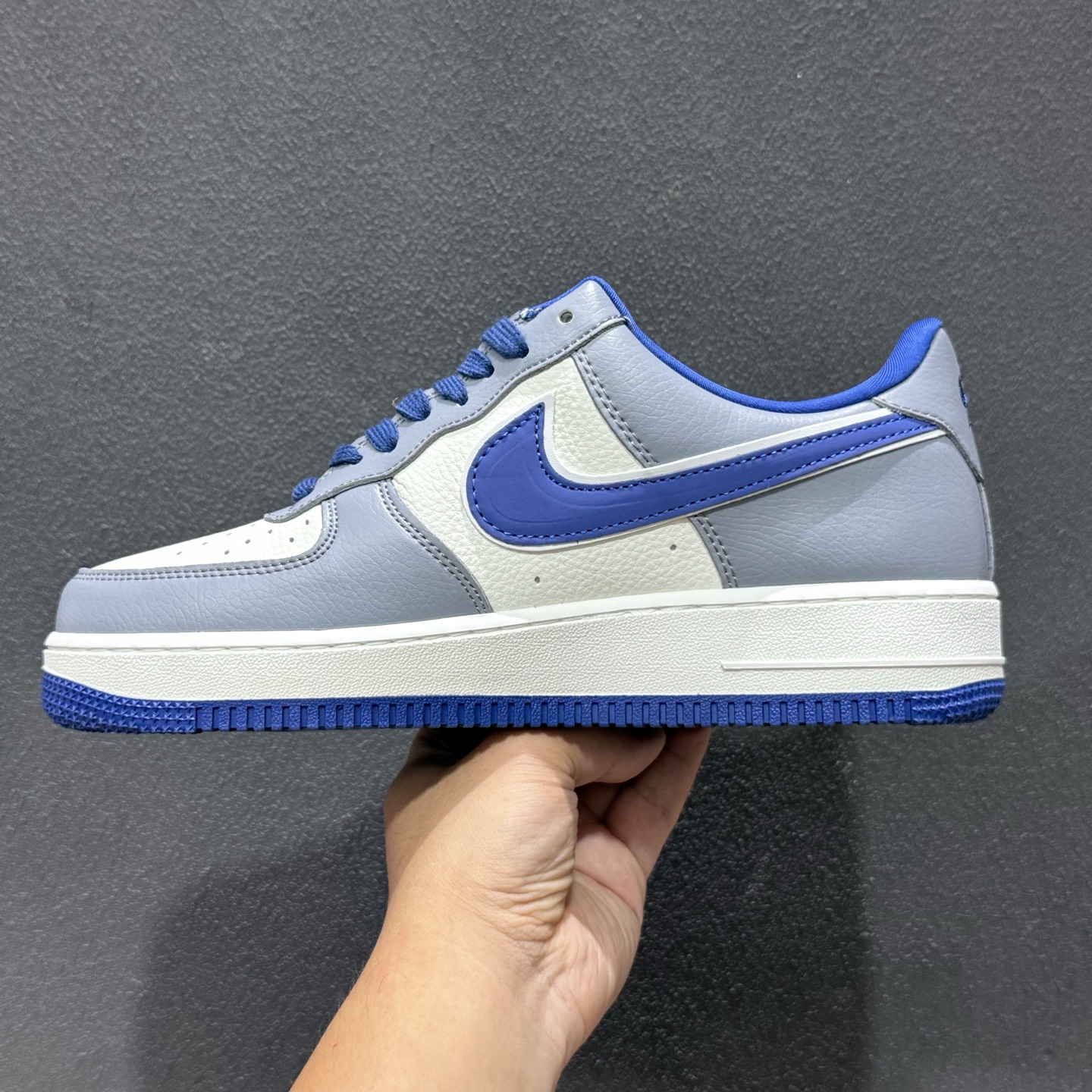 高级质感 潮范十足 AIR FORCE 1 灰蓝白三色拼接打造层次感 WY0655-106 高级质感 潮范十足 AIR FORCE 1 灰蓝白三色拼接打造层次感 WY0655-106
