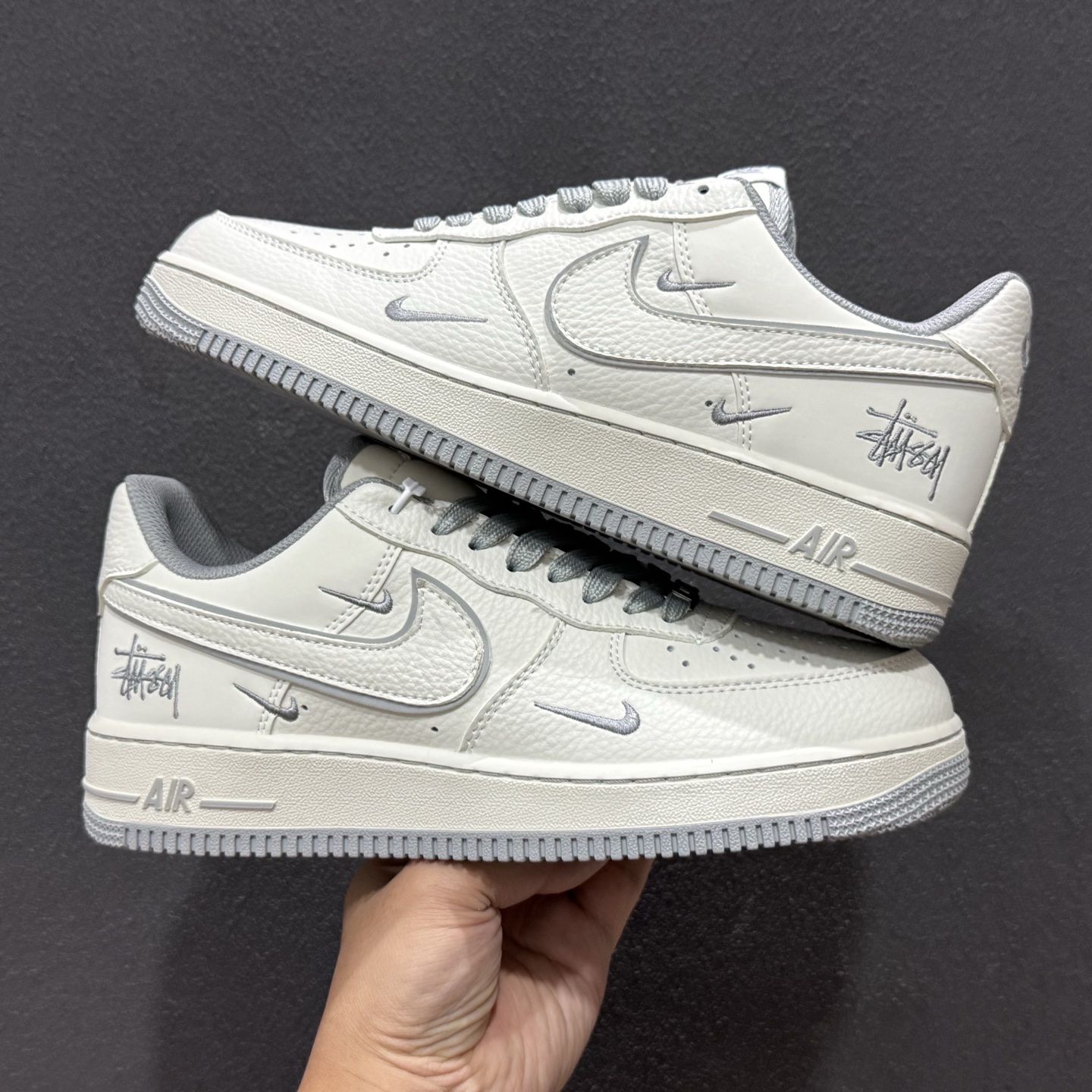 Nike Air Force 1 × Stüssy联名定制款”灰影街头”奶白与烟灰的温柔碰撞 NH0601-603-Top High Quatity Cheap Sneakers Fashion Clothing Clothes Bags handbags Shoes of all Brand wholesale With The best Quality And Beautiful Price from China Factory Chinese suppliers wholesaler seller Nike Air Force 1 × Stüssy联名定制款”灰影街头”奶白与烟灰的温柔碰撞 NH0601-603