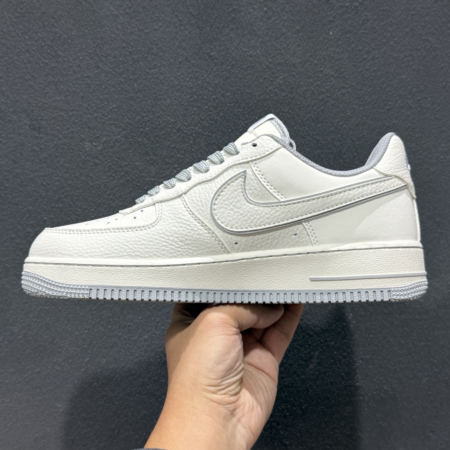 Nike Air Force 1 × Stüssy联名定制款”灰影街头”奶白与烟灰的温柔碰撞 NH0601-603-Top High Quatity Cheap Sneakers Fashion Clothing Clothes Bags handbags Shoes of all Brand wholesale With The best Quality And Beautiful Price from China Factory Chinese suppliers wholesaler seller Nike Air Force 1 × Stüssy联名定制款”灰影街头”奶白与烟灰的温柔碰撞 NH0601-603