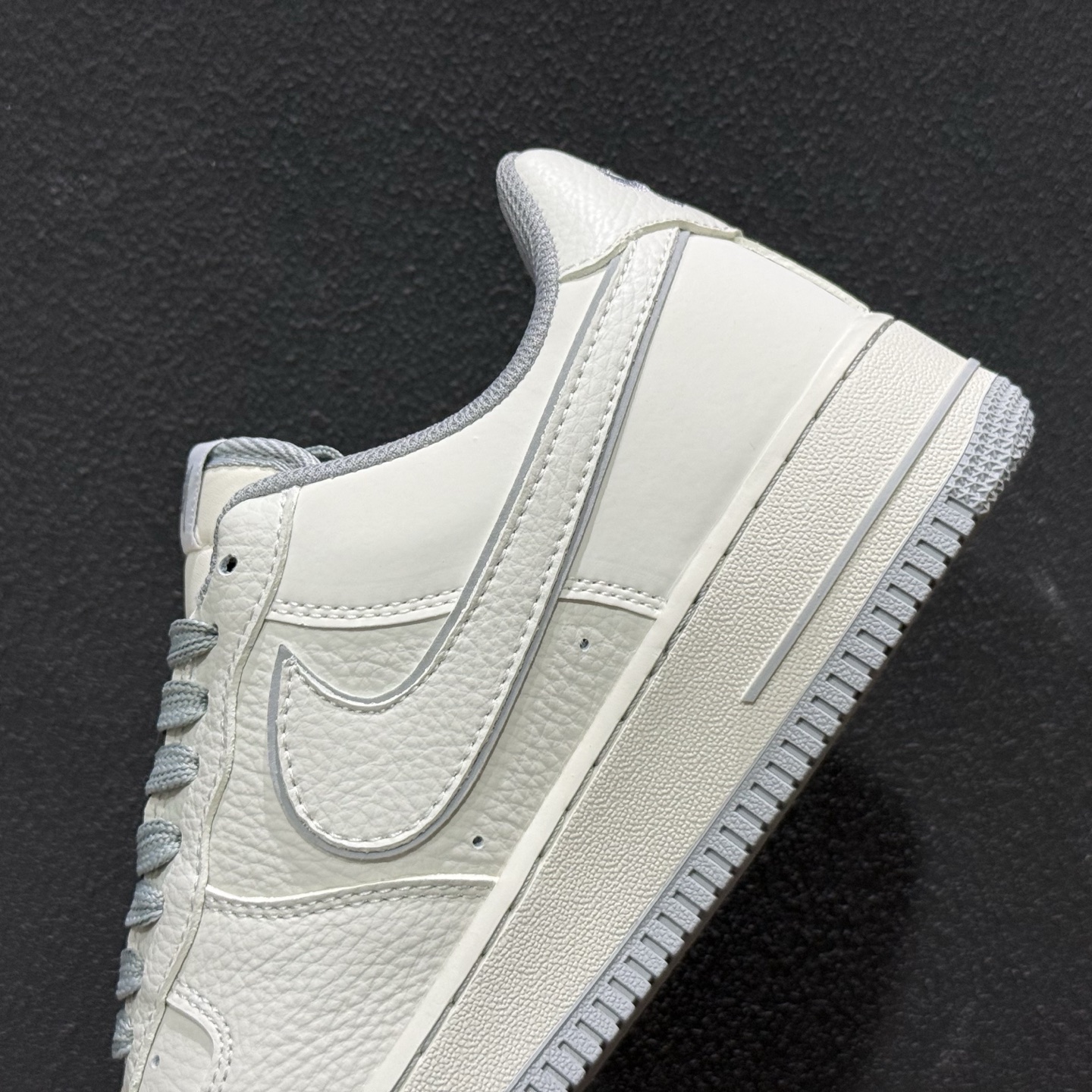 Nike Air Force 1 × Stüssy联名定制款”灰影街头”奶白与烟灰的温柔碰撞 NH0601-603-Top High Quatity Cheap Sneakers Fashion Clothing Clothes Bags handbags Shoes of all Brand wholesale With The best Quality And Beautiful Price from China Factory Chinese suppliers wholesaler seller Nike Air Force 1 × Stüssy联名定制款”灰影街头”奶白与烟灰的温柔碰撞 NH0601-603