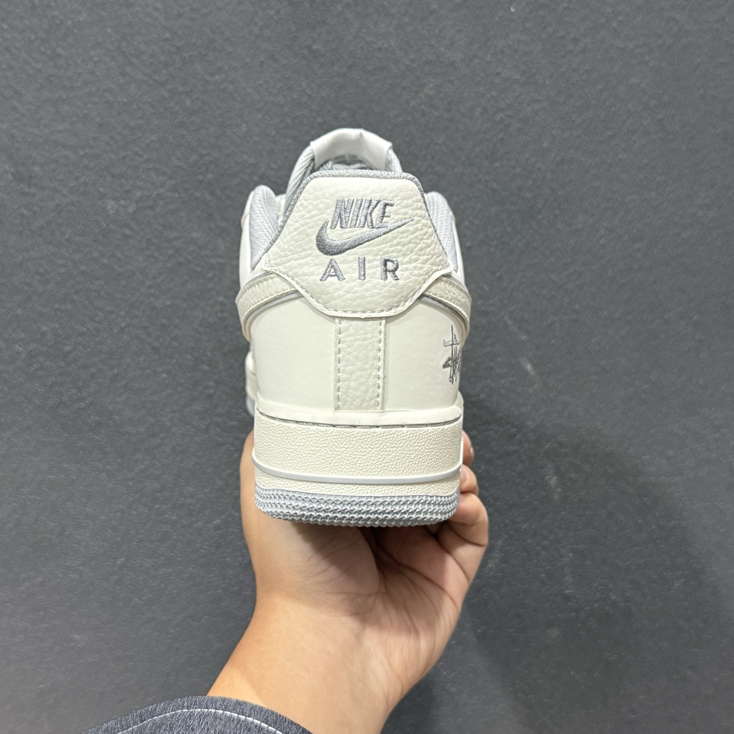 Nike Air Force 1 × Stüssy联名定制款”灰影街头”奶白与烟灰的温柔碰撞 NH0601-603-Top High Quatity Cheap Sneakers Fashion Clothing Clothes Bags handbags Shoes of all Brand wholesale With The best Quality And Beautiful Price from China Factory Chinese suppliers wholesaler seller Nike Air Force 1 × Stüssy联名定制款”灰影街头”奶白与烟灰的温柔碰撞 NH0601-603