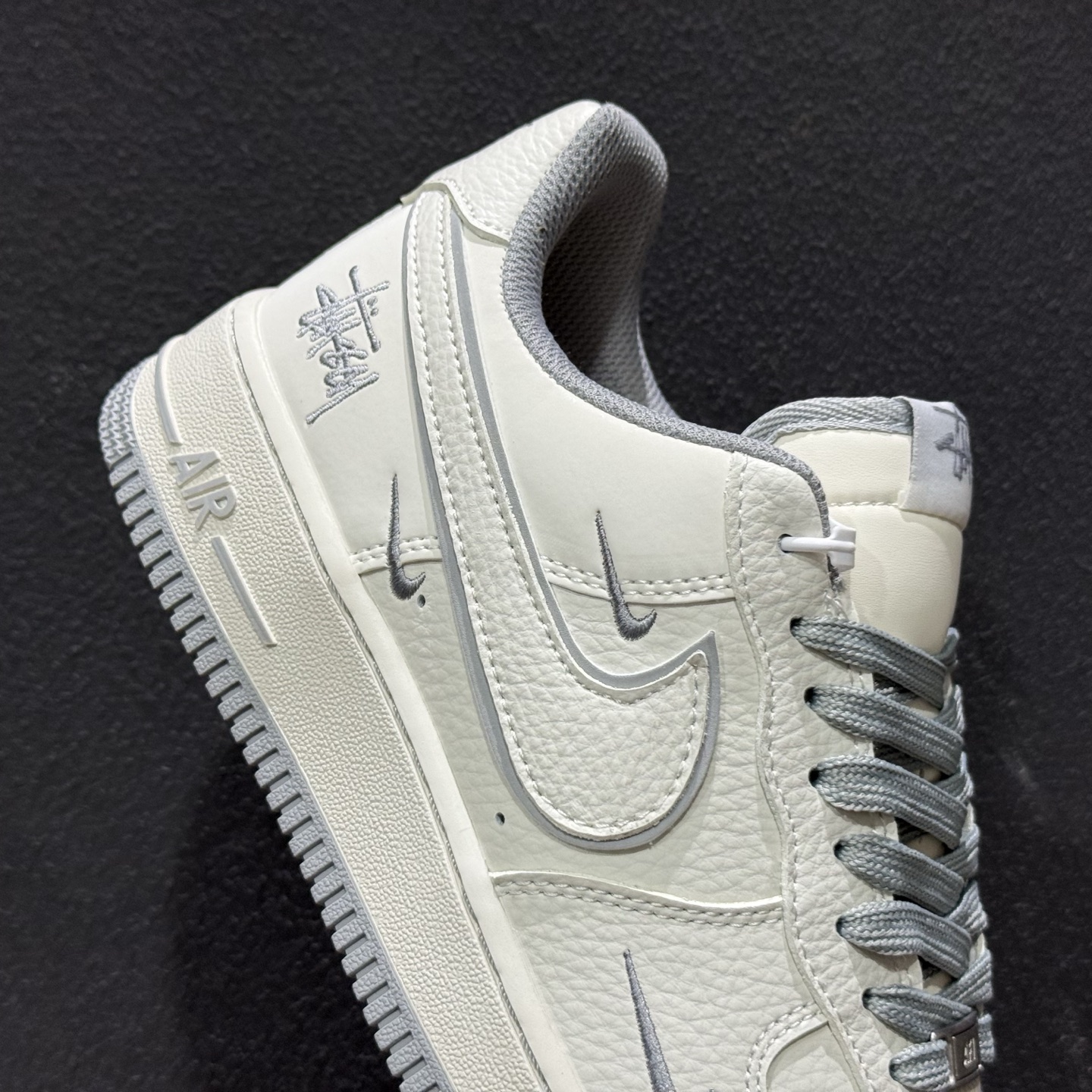 Nike Air Force 1 × Stüssy联名定制款”灰影街头”奶白与烟灰的温柔碰撞 NH0601-603-Top High Quatity Cheap Sneakers Fashion Clothing Clothes Bags handbags Shoes of all Brand wholesale With The best Quality And Beautiful Price from China Factory Chinese suppliers wholesaler seller Nike Air Force 1 × Stüssy联名定制款”灰影街头”奶白与烟灰的温柔碰撞 NH0601-603