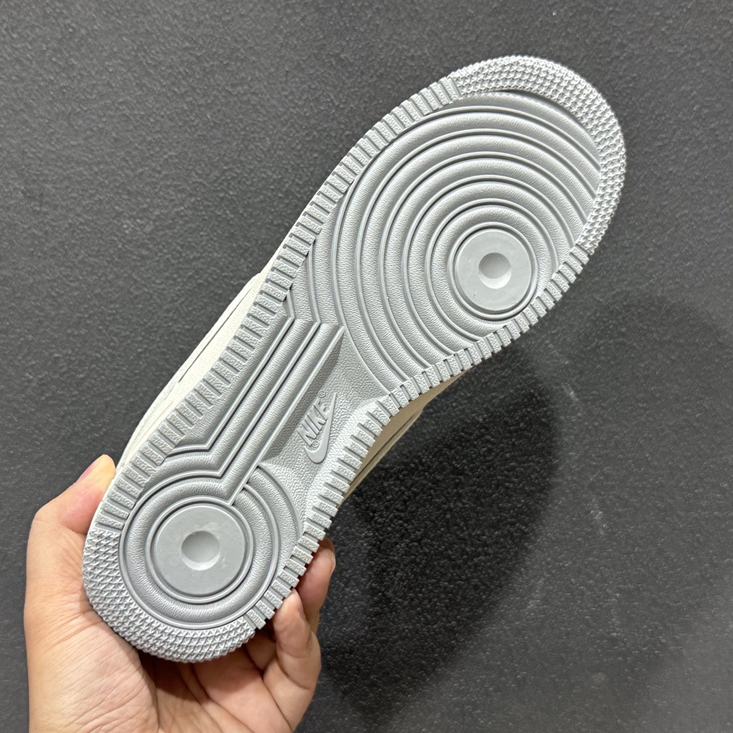 Nike Air Force 1 × Stüssy联名定制款”灰影街头”奶白与烟灰的温柔碰撞 NH0601-603-Top High Quatity Cheap Sneakers Fashion Clothing Clothes Bags handbags Shoes of all Brand wholesale With The best Quality And Beautiful Price from China Factory Chinese suppliers wholesaler seller Nike Air Force 1 × Stüssy联名定制款”灰影街头”奶白与烟灰的温柔碰撞 NH0601-603