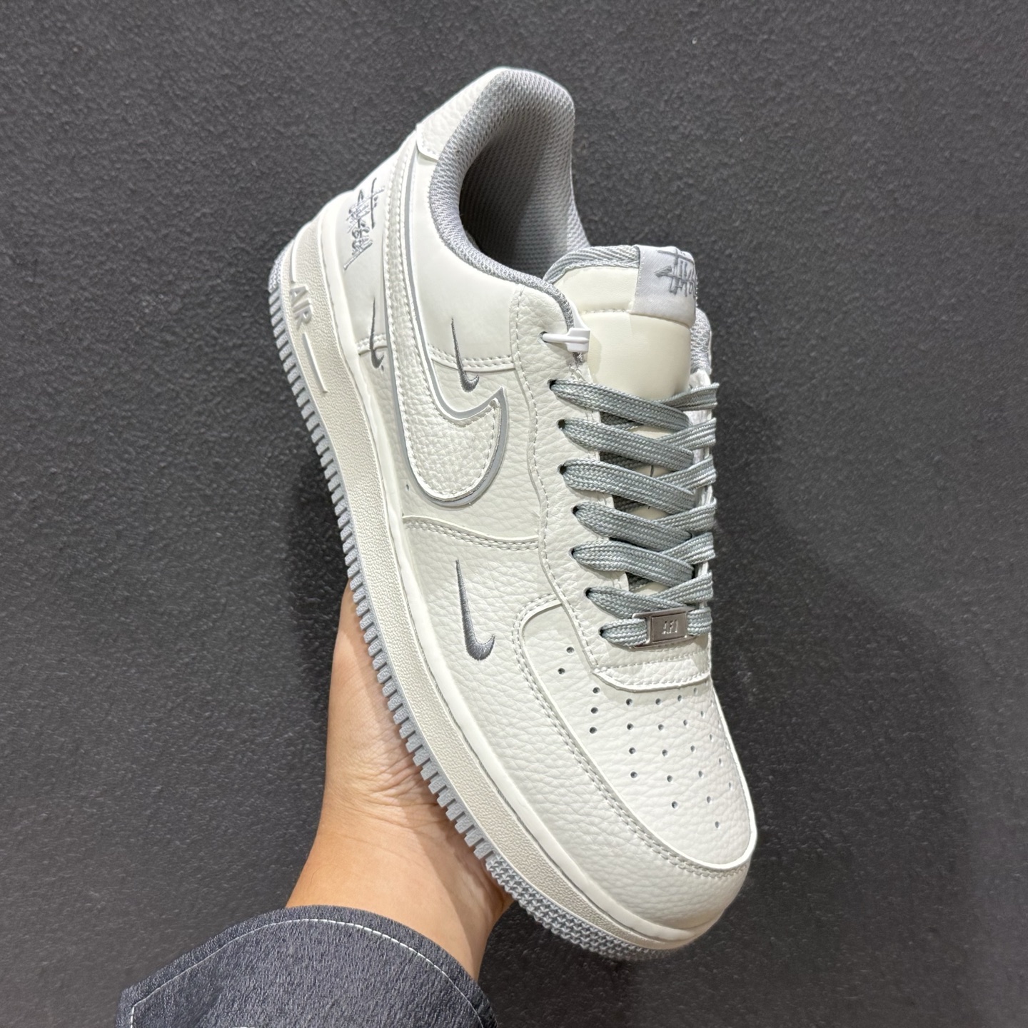 Nike Air Force 1 × Stüssy联名定制款”灰影街头”奶白与烟灰的温柔碰撞 NH0601-603-Top High Quatity Cheap Sneakers Fashion Clothing Clothes Bags handbags Shoes of all Brand wholesale With The best Quality And Beautiful Price from China Factory Chinese suppliers wholesaler seller Nike Air Force 1 × Stüssy联名定制款”灰影街头”奶白与烟灰的温柔碰撞 NH0601-603