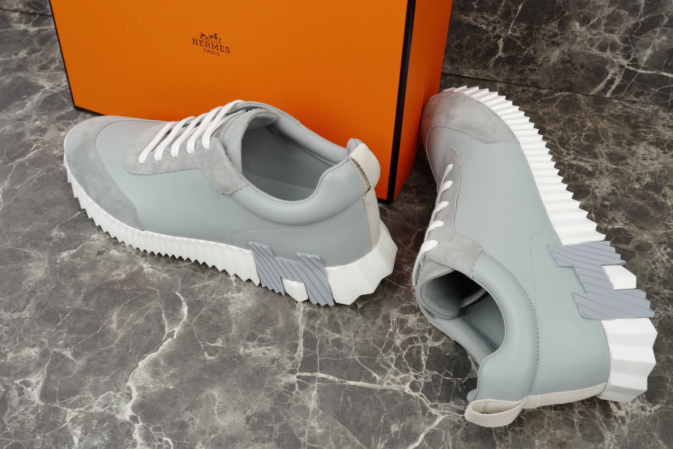 Hermès Bouncing Sneaker in Suede Calfskin Leather with Contrasting Sole 9 i1748842904247 1144 0 7