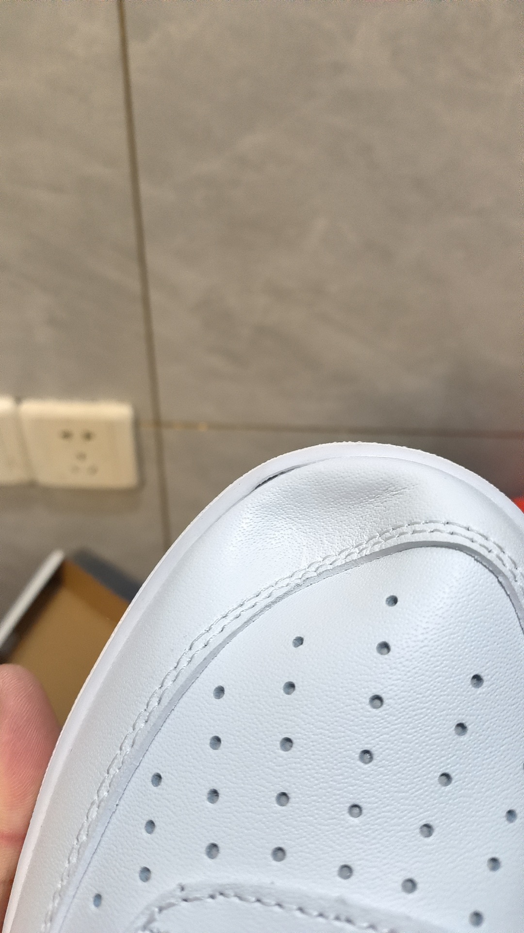 每日都会瑕疵检查 每双三次质检才能发走。绝不放过任何一处瑕疵。做到真正的最低售后率。不因为瑕疵给兄弟们添麻烦造成退货退款的损失！交给咱家放心吧