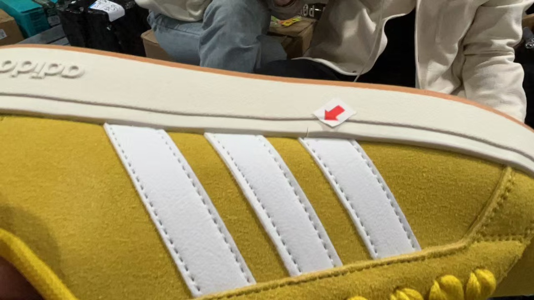 ⬇️⬇️⬇️每天质检缩影随拍 严格质检落实到位 欢迎合作商监督发货👊选择叮当猫团队给您的鞋子最全面的保障，全面质检三遍以保证减小因瑕疵退货的数量，不让兄弟们的客户因瑕疵退货