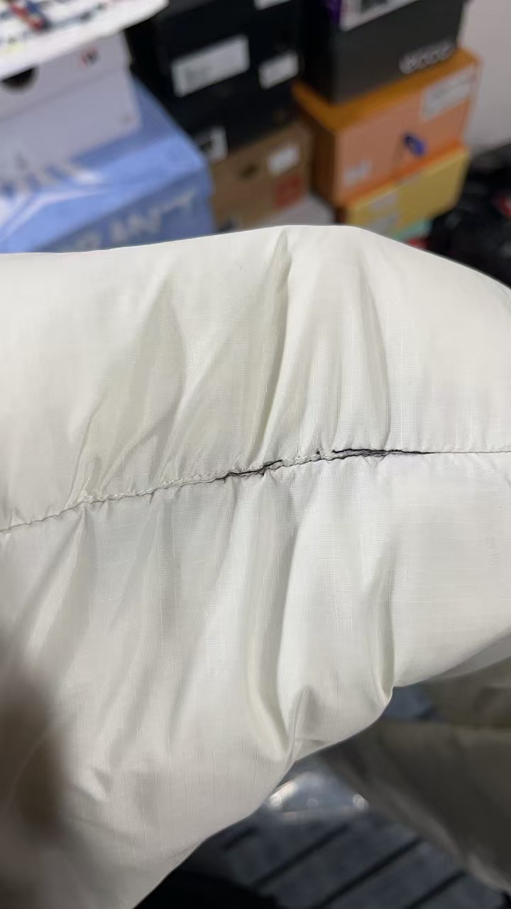 ⬇️⬇️⬇️每天质检缩影随拍 严格质检落实到位 欢迎合作商监督发货👊选择叮当猫团队给您的鞋子最全面的保障，全面质检三遍以保证减小因瑕疵退货的数量，不让兄弟们的客户因瑕疵退货