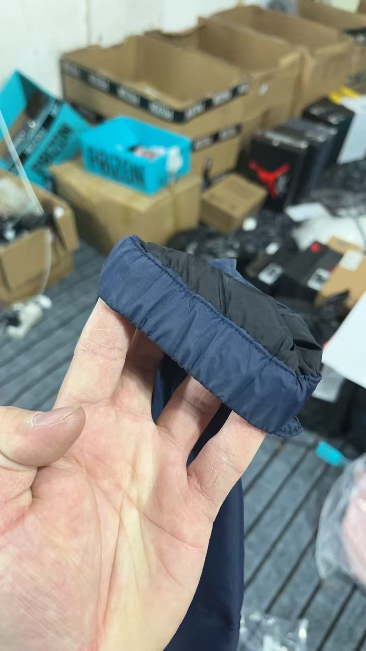 ⬇️⬇️⬇️每天质检缩影随拍 严格质检落实到位 欢迎合作商监督发货👊选择叮当猫团队给您的鞋子最全面的保障，全面质检三遍以保证减小因瑕疵退货的数量，不让兄弟们的客户因瑕疵退货