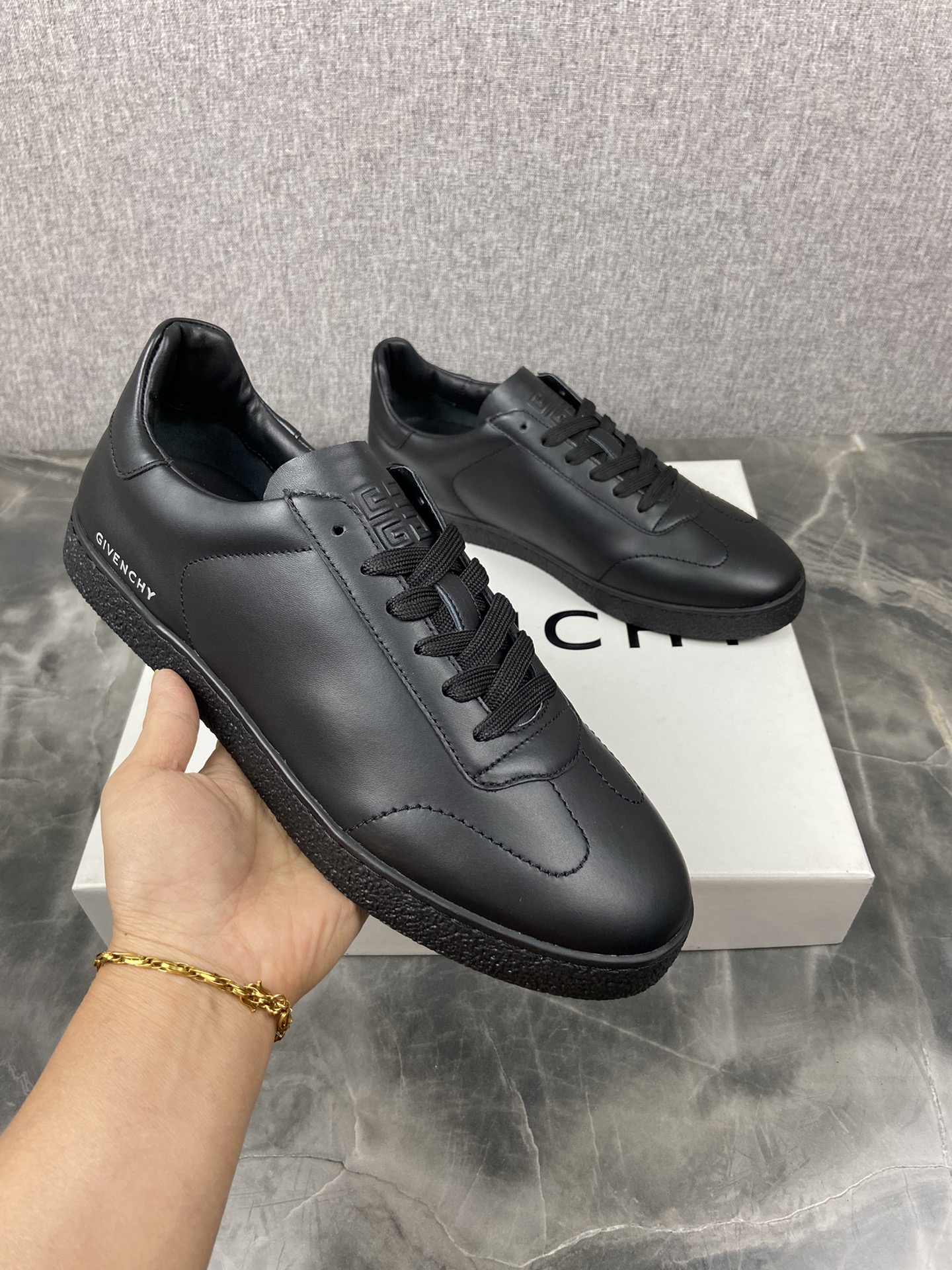 NO:574995,Made in Dongguan. Purchasing-grade trademark (Cit Givenchy) series. Craft canvas and suede leather low-top sneakers. Silver finish metal shoe holes engraved with GIVENCHY. Front grain leather patch. 4G embossed on the tongue. GIVENCHY embossed on the back. Leather insole, embossed brand. Counter genuine full set of packaging. Code number: 38 to 44 (45, 46 are custom-made and cannot be returned or exchanged)  Outdoor driving shoes for experienced drivers,,givenchy,givenchy,sneakers19860909东莞产.代购级 商标（Cit纪梵希）系列 工艺帆布和绒面皮革低帮运动鞋 银色饰面金属鞋孔镌刻GIVENCHY 正面粒面皮革饰片 鞋舌压印4G 背面压印GIVENCHY 皮革内底,压印品牌 专柜正品全套包装 码数38一44(45,46定做不退换） 户外老司机驾车鞋,,givenchy,givenchy,sneakers,Men's shoes