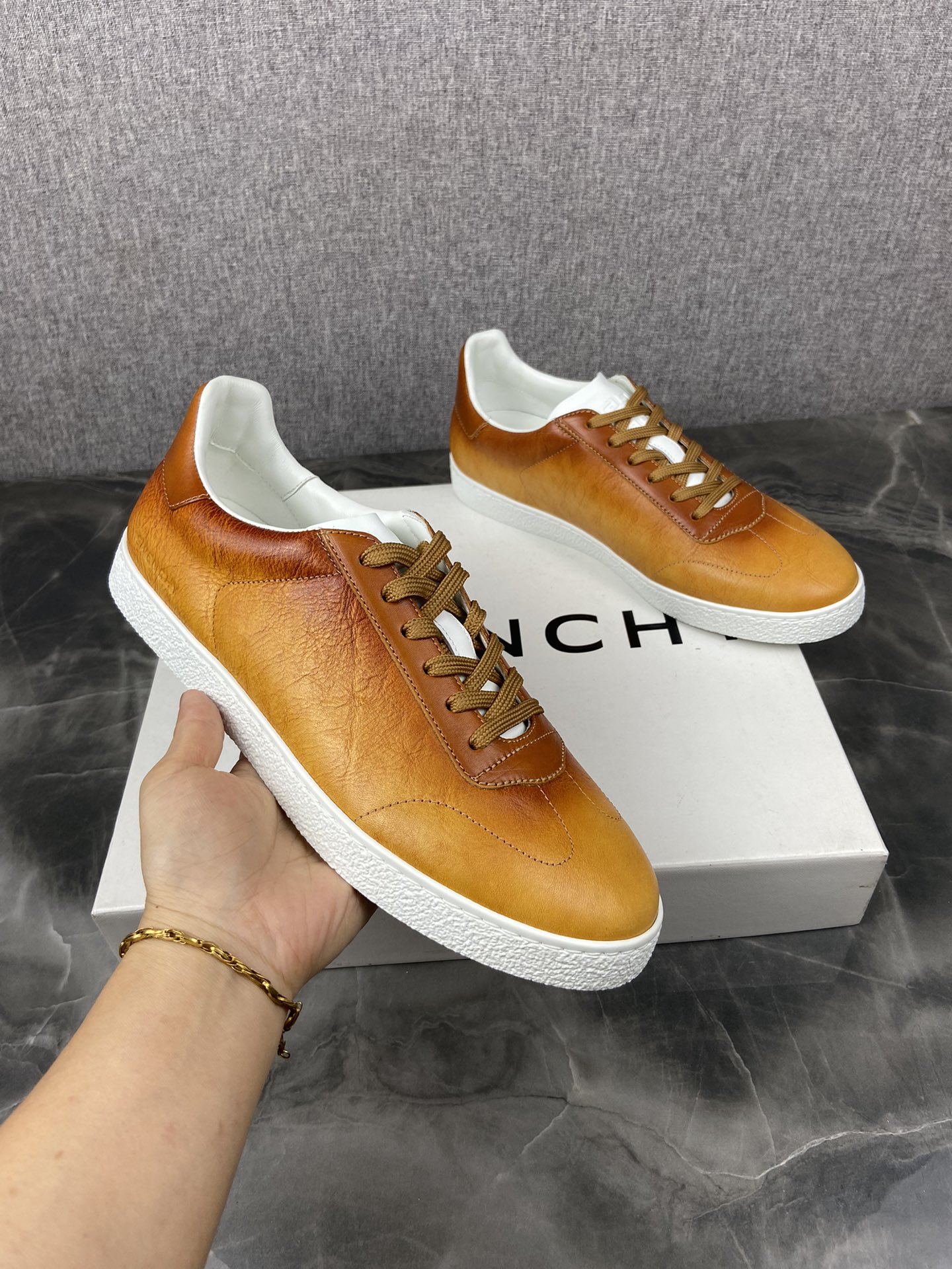 NO:729685,Price (new model) Trademark GIVENCHY Sizes 38 to 44 (customized for 45, 46) Material: tree plaster leather Gradient low-top sneakers Town series Front stitching details GIVENCHY LOGO embossed on the side 4G LOGO embossed on the tongue and heel Vulcanized effect sole Leather insole, GIVENCHY 4G LOGO embossed,,givenchy,sneakers19860909售价(新款) 商标GIVENCHY 配码38一44(45,46定做) 材料树膏皮擦色渐变低帮运动鞋 Town系列 正面缝线细节 侧面压印GIVENCHY LOGO 鞋舌和后跟压印4G LOGO 硫化效果鞋底 皮革内底,压印GIVENCHY 4G LOGO,,givenchy,sneakers,Men's shoes