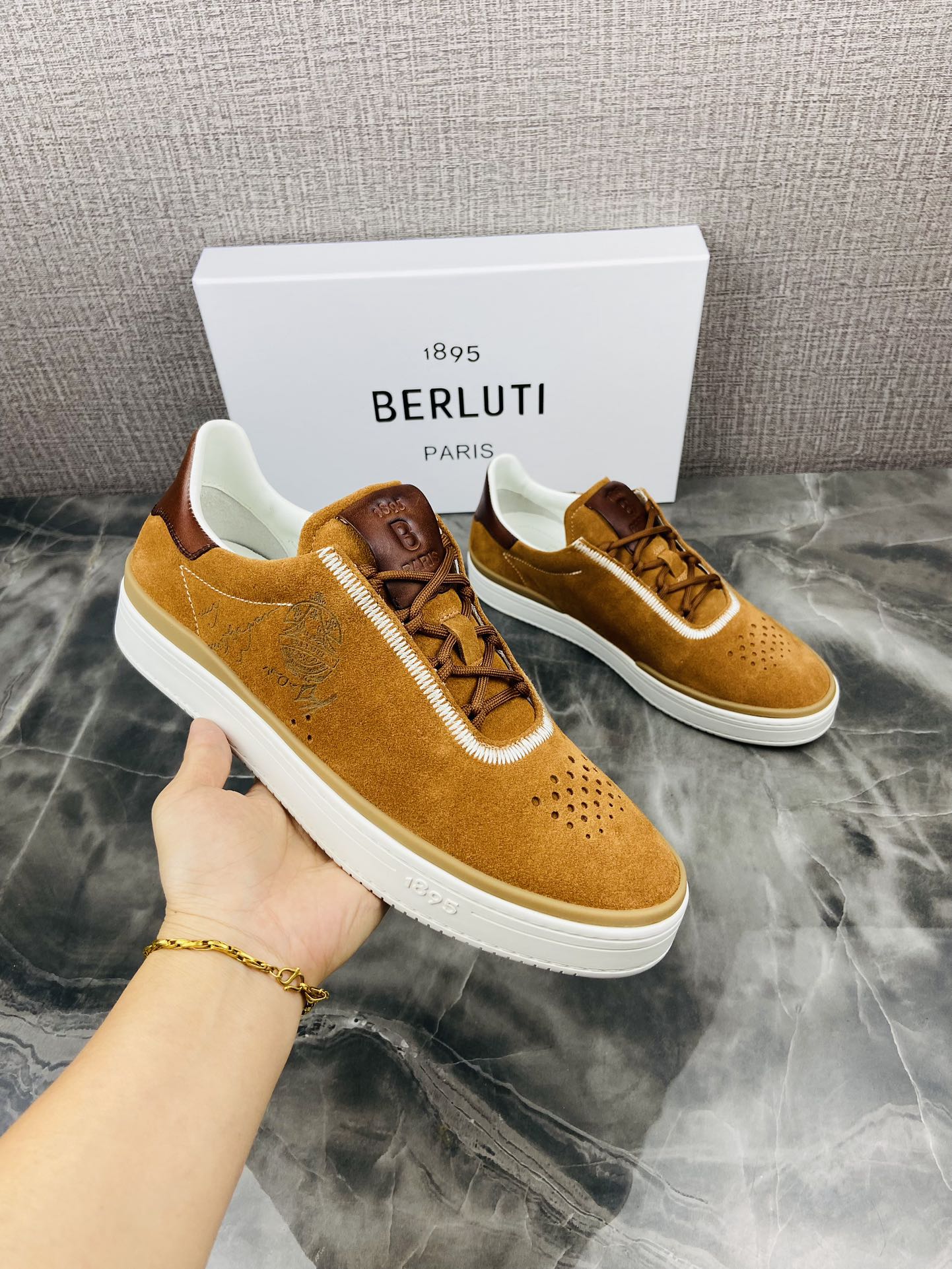 NO:278887,Dongguan. Purchase grade Refused to sell mixed Playti Scrit patterned leather slippers Deer leather horizontal stitching, manufactured by Incollat ​​Venzia Scrit patterned with palladium-plated eyelet asymmetric Scrit pattern design Internal padded heel Paddle tongue and insole Manufacturing: Incollat ​​Size 39-44 (45,46 customized) Outdoor veteran driver driving shoes,19860909东莞产.代购级 拒绝混卖 Playti Scrit图纹皮革便鞋 鹿皮 横向缝线,Incollat制造 Venzia Scrit图纹 明镀钯孔眼 不对称Scritt图纹设计 内部衬垫鞋跟 衬垫鞋舌与鞋垫 制造 : Incollat 码数39一44(45,46定做)  户外老司机驾车鞋,,Men's shoes