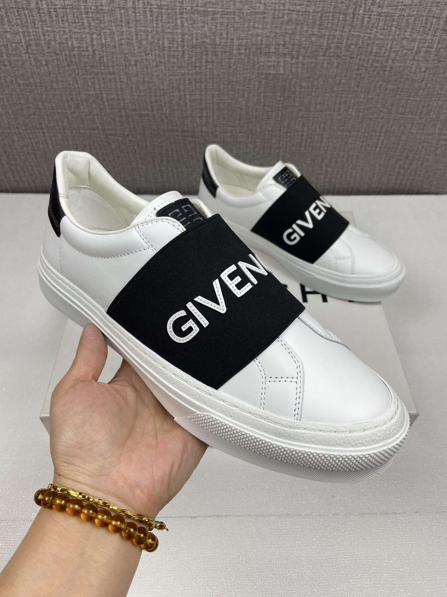 NO:745227,Price (new style) Trademark GiV sneakers Size 38/44 (45.46 non-refundable) Material cow leather with color-brushed sneakers, embossed three-dimensional 4G LOGO pattern. The tongue is decorated with color-brushed GIVENCHY PARIS logo. Black wide plutonium lettering elastic band. The rear side is decorated with color-brushed cow leather inlays, GIVENCHY PARIS logo. Cow leather insole, decorated with GIVENCHY.  4G logo,,givenchy,sneakers,cowhide19860909售价 (新款) 商标GiV运动鞋 码数38/44（45．46不退换） 材料牛皮革配擦色运动鞋,压立体4G LOGO图案 鞋舌饰有擦色压印GIVENCHY PARIS标志 黑色宽钸车字母松紧带 后侧饰有擦色牛皮革镶饰,GIVENCHY PARIS标志 牛皮革内底,饰以GIVENCHY 4G标志,,givenchy,sneakers,cowhide,Men's shoes