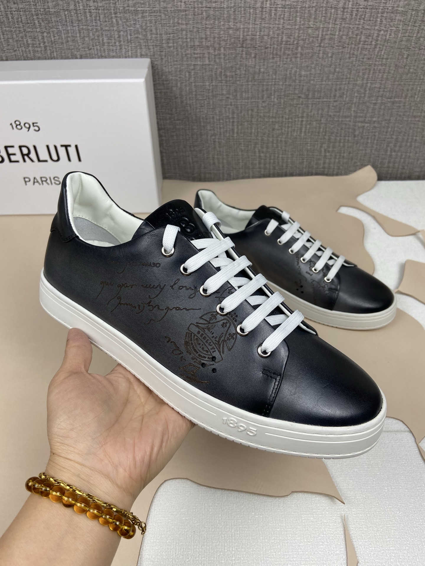 NO:730723,Playtime Scritto pattern leather loafers Price, sizes 39 to 44 (45, 46 custom-made) Product details Low-top sneakers Horizontal stitching, made by Incollato Venezia Scritto pattern Exposed palladium-plated eyelets Asymmetrical Scritto pattern design White lining Internal padded heel Padded tongue and insole Manufacture: Incollato permanent collection, sneakers19860909Playtime Scritto图纹皮革便鞋 售价, 配码,39一44(45,46定做)  产品细节 低帮运动鞋 横向缝线,Incollato制造 Venezia Scritto图纹 明镀钯孔眼 不对称Scritto图纹设计 白色衬里 内部衬垫鞋跟 衬垫鞋舌与鞋垫 制造 : Incollato 永久系列,,sneakers,Men's shoes