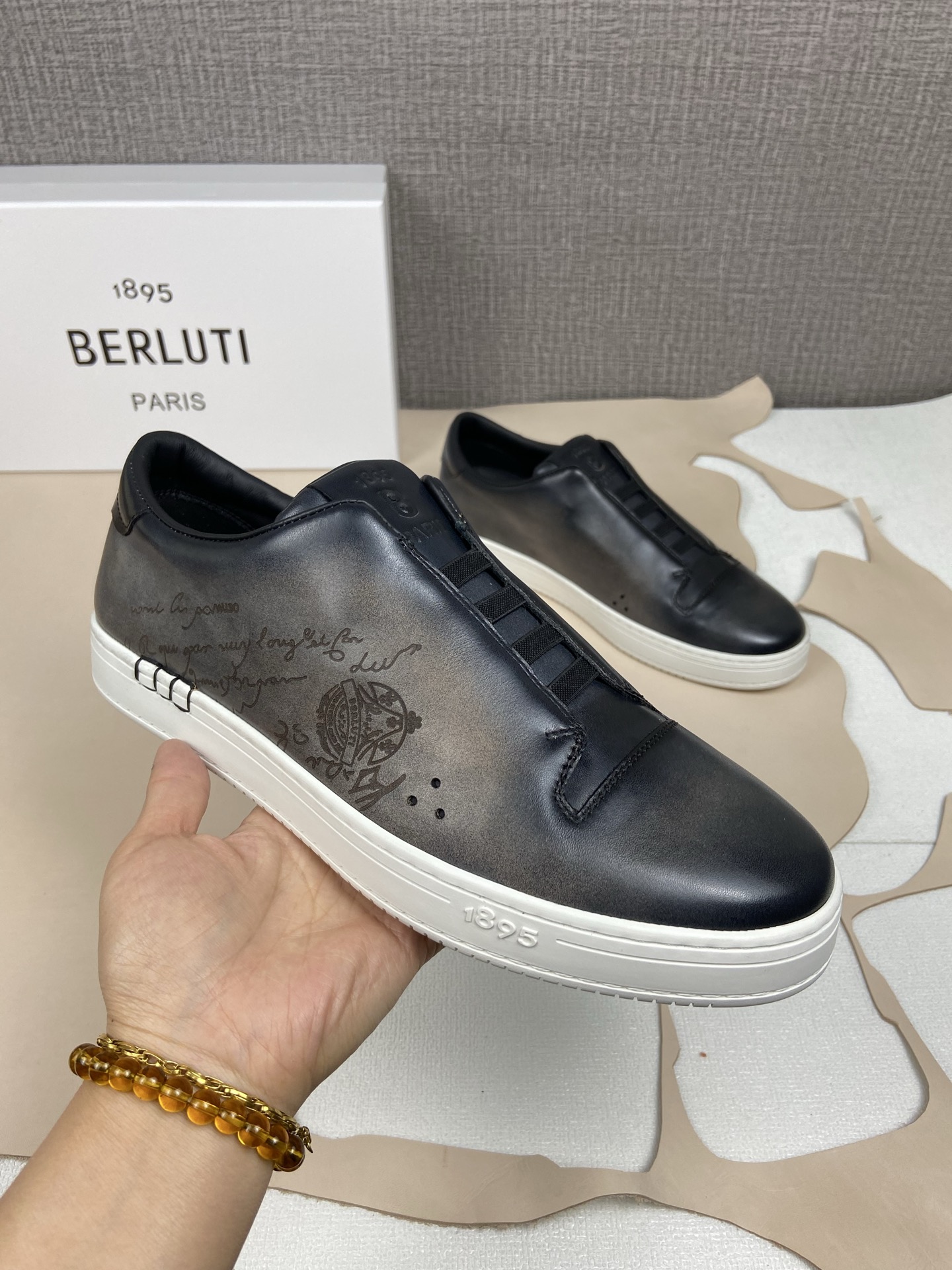 NO:730711,Playtime Scritto Venezia calfskin sneakers Sizes 39 to 44 (45,46 custom-made Materials and care Sports slippers Horizontal stitching, made in Incollato Venezia Scritto calfskin Elastic design, easier to put on and take off Ultra-comfortable padded leather lining 3 decorative hand-stitched stitches connecting the upper and outsole Flexible and lightweight rubber outsole,,cowhide19860909Playtime Scritto Venezia小牛皮运动便鞋  配码39一44(45,46定做 材质与护理 运动便鞋 横向缝线,Incollato制造 Venezia Scritto小牛皮 弹性设计,穿脱更方便 超舒适衬垫皮革衬里 3个装饰性手工缝线连接鞋面与外底 灵活轻便橡胶外底,,cowhide,Men's shoes