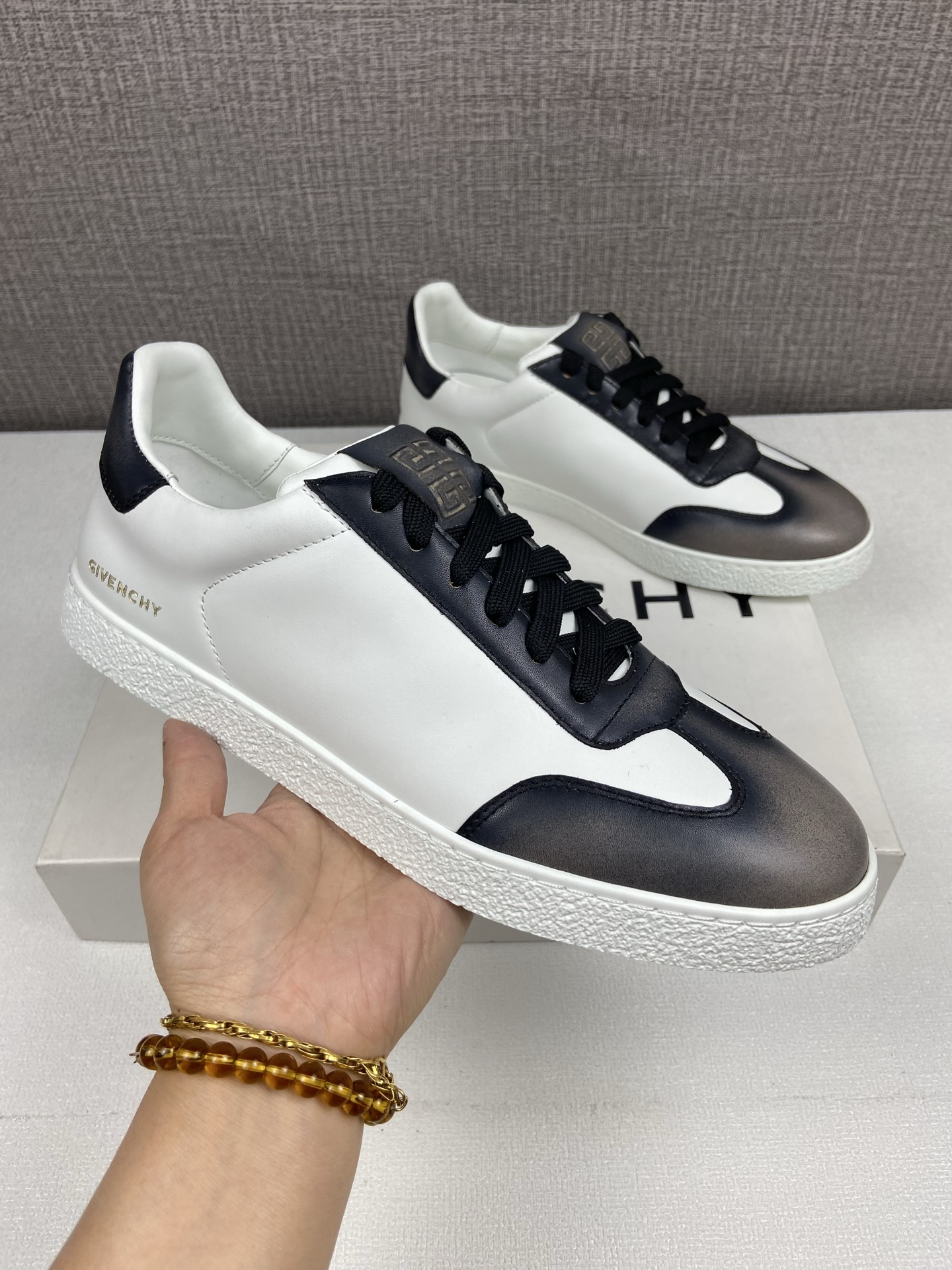 NO:278893,Dongguan. Purchase grade trademark GIVENCHY (new model) Material cowhide with plaster bark old leather low top sneakers. Front with plaster bar retro stitching. Side imprinted gold GIVEN LOGO tongue and heel imprinted 4G LOGO vulcanized sole. Leather insole, imprinted GIVENCH 4G LOGO code 38-44 (45,46 customized) outdoor veteran driver driving shoes, givennchy, sneakers, cowhide19860909东莞产.代购级 商标GIVENCHY(新款) 材料牛皮配树膏皮做旧皮革低帮运动鞋 正面搭配树膏皮复古缝线 侧面压印金色GIVEN LOGO 鞋舌和后跟压印4G LOGO 硫化效果鞋底 皮革内底,压印GIVENCH 4G LOGO 配码38一44(45,46定做) 户外老司机驾车鞋,,givenchy,sneakers,cowhide,Men's shoes