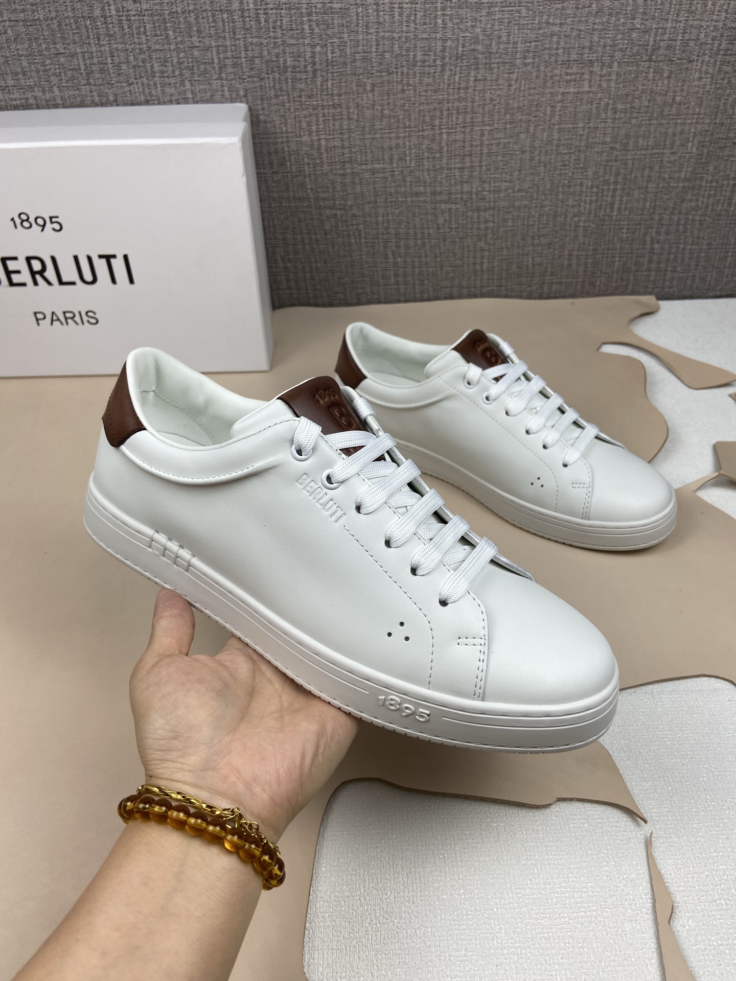 NO:730679,Playtime calfskin sneakers, sizes 39 to 44 (customized for 45, 46). Sneakers. Horizontal stitching, made by Incollato. Soft calfskin. Pinch leather details on the sides, echoing traditional formal shoe design. Ultra-comfortable padded leather lining. 3 decorative hand-stitched stitches connecting upper and outsole. Flexible and lightweight rubber outsole. Comes with two pairs of laces, sneakers, cowhide.19860909Playtime小牛皮运动鞋  配码39一44(45,46定做) 运动鞋 横向缝线,Incollato制造 柔软小牛皮 侧面捏褶皮革细节,呼应传统正装鞋履设计 超舒适衬垫皮革衬里 3个装饰性手工缝线连接鞋面与外底 灵活轻便橡胶外底 附有两对鞋带,,sneakers,cowhide,Men's shoes