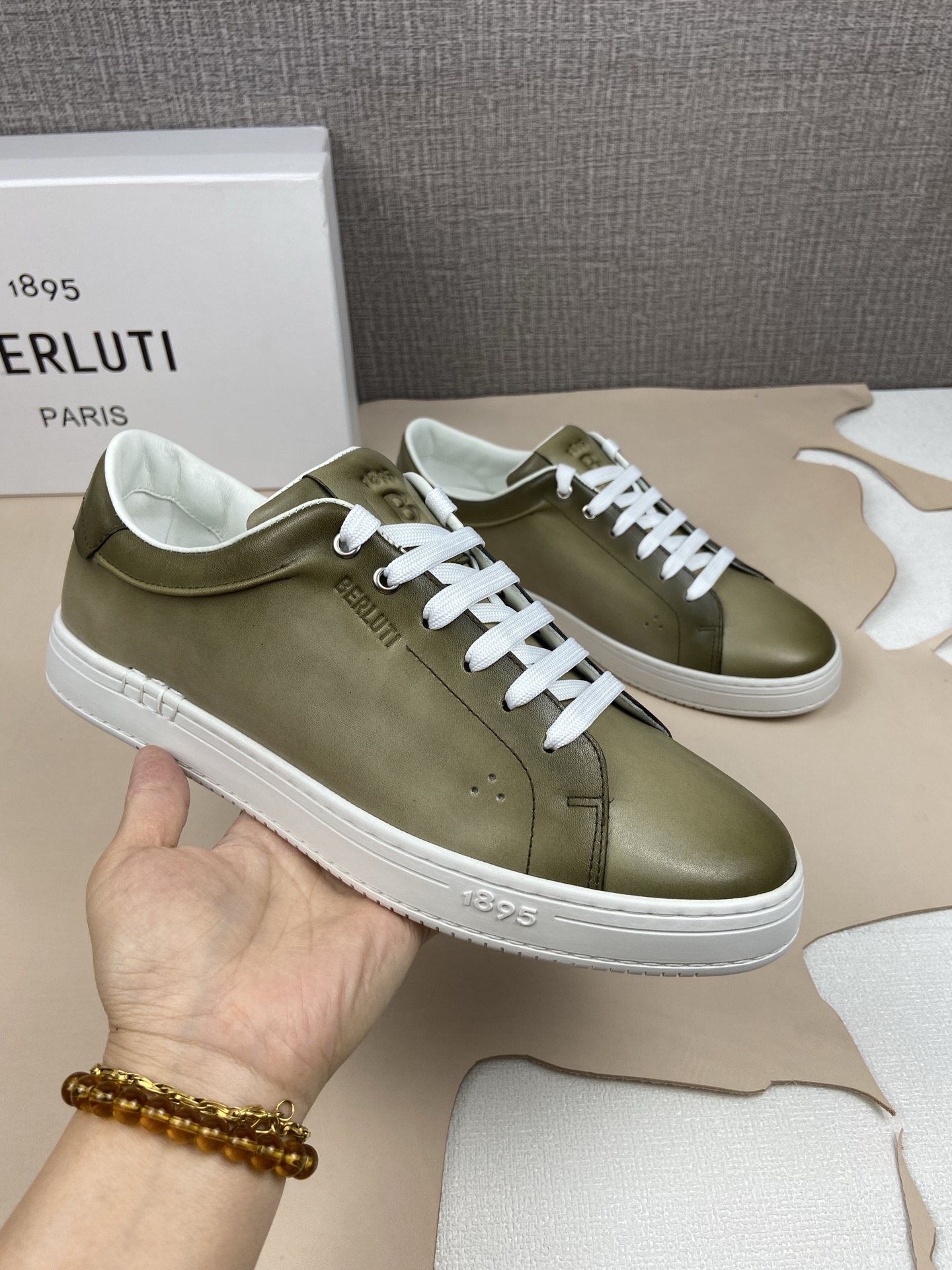 NO:730687,Playtime Venezia calfskin sneakers, sizes 39 to 44 (customized for 45, 46) Sneakers Horizontal stitching, made in Incollato Venezia calfskin Pinch-pleated leather details on the sides, echoing traditional dress shoe design Ultra-comfortable padded leather lining 3 decorative hand-stitched stitches connecting upper to outsole Flexible and lightweight rubber outsole Comes with two pairs of laces Colorful and white Made in: Incollato Summer 25 Made in Italy  Last: Palermo Reference: S6472-V1,,sneakers,cowhide19860909Playtime Venezia小牛皮运动鞋  配码39一44(45,46定做) 运动鞋 横向缝线,Incollato制造 Venezia小牛皮 侧面捏褶皮革细节,呼应传统正装鞋履设计 超舒适衬垫皮革衬里 3个装饰性手工缝线连接鞋面与外底 灵活轻便橡胶外底 附有两对鞋带 彩色和白色 制造 : Incollato Summer 25 意大利生产 鞋楦: Palermo 参考 : S6472-V1,,sneakers,cowhide,Men's shoes