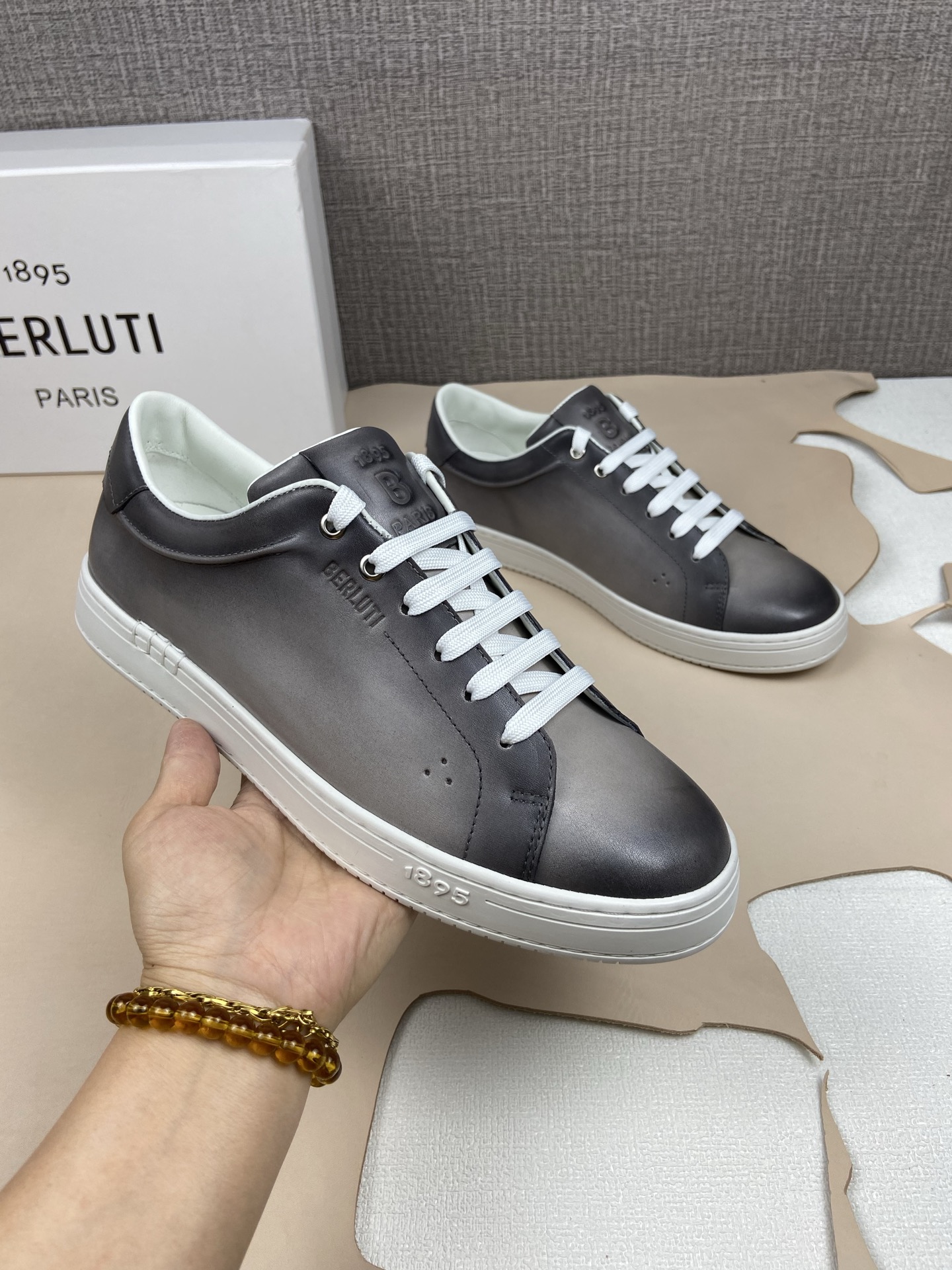 NO:730673,Playtime Venezia calfskin sneakers, sizes 39 to 44 (customized for 45, 46) Sneakers Horizontal stitching, made in Incollato Venezia calfskin Pinch-pleated leather details on the sides, echoing traditional dress shoe design Ultra-comfortable padded leather lining 3 decorative hand-stitched stitches connecting upper to outsole Flexible and lightweight rubber outsole Comes with two pairs of laces Colorful and white Made in: Incollato Summer 25 Made in Italy  Last: Palermo Reference: S6472-V1,,sneakers,cowhide19860909Playtime Venezia小牛皮运动鞋  配码39一44(45,46定做) 运动鞋 横向缝线,Incollato制造 Venezia小牛皮 侧面捏褶皮革细节,呼应传统正装鞋履设计 超舒适衬垫皮革衬里 3个装饰性手工缝线连接鞋面与外底 灵活轻便橡胶外底 附有两对鞋带 彩色和白色 制造 : Incollato Summer 25 意大利生产 鞋楦: Palermo 参考 : S6472-V1,,sneakers,cowhide,Men's shoes